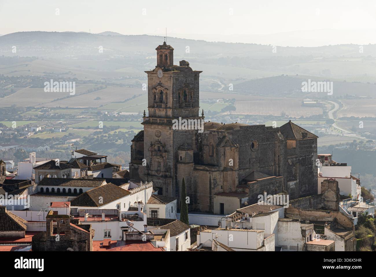 Arcos de la Frontera, Spanien. Unvergleichlicher Blick auf die Iglesia de San Pedro (Peterskirche), eines der Wahrzeichen der Altstadt Stockfoto