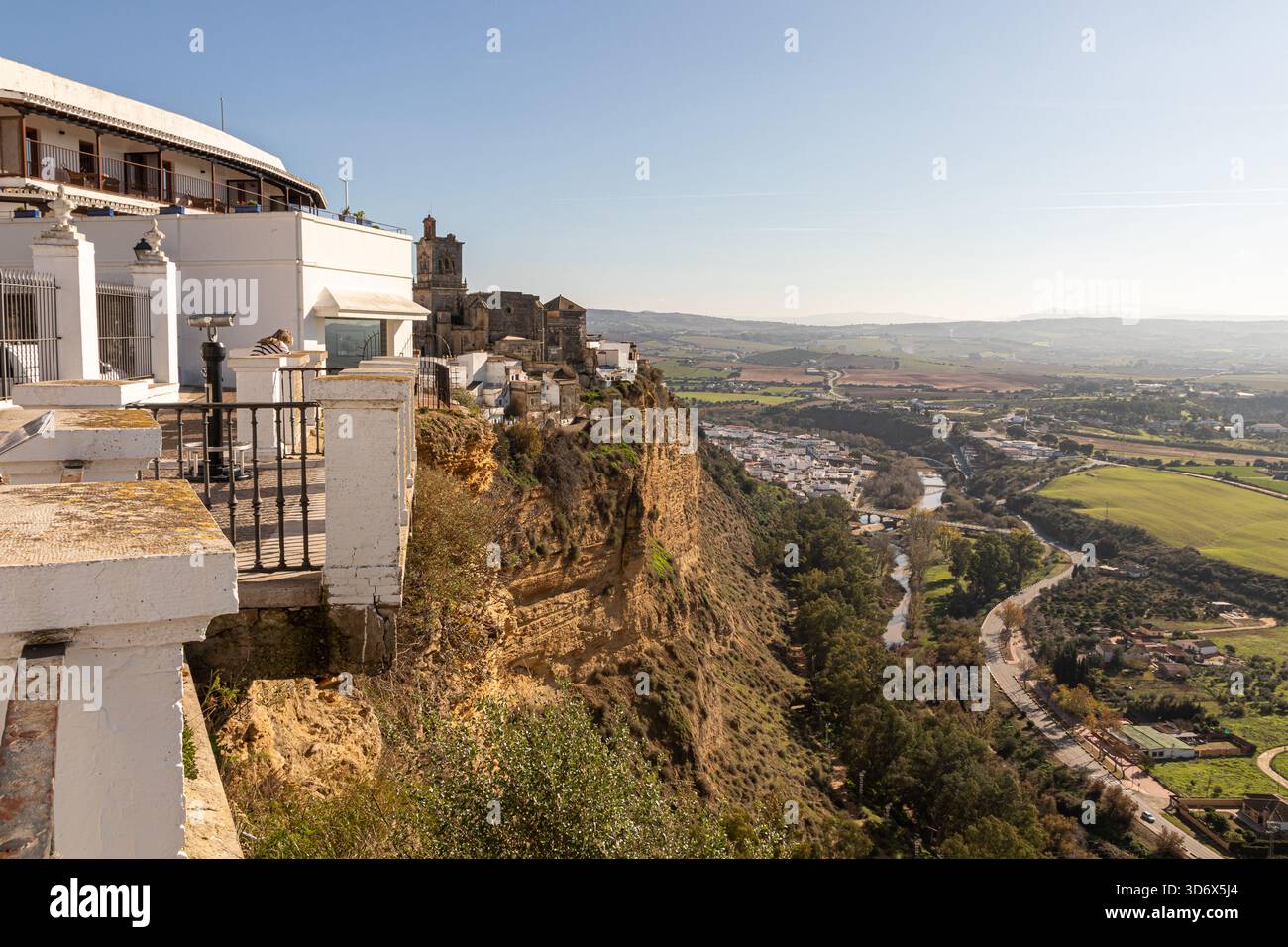 Arcos de la Frontera, Spanien. Unvergleichlicher Blick auf die Iglesia de San Pedro (Peterskirche), eines der Wahrzeichen der Altstadt Stockfoto