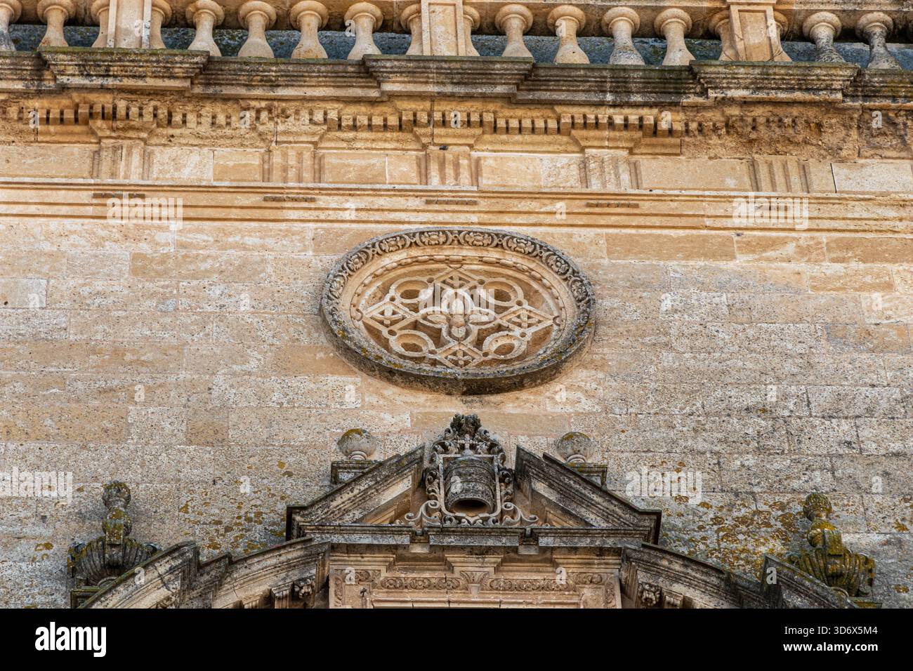 Arcos de la Frontera, Spanien. Hauptfassade und Turm der Iglesia de San Pedro (Peterskirche), eines der Wahrzeichen der Altstadt Stockfoto