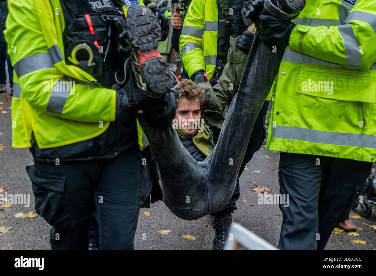 London, Großbritannien. November 2025. London, England, Großbritannien. (22. November 2025) Dutzende Demonstranten der Palästinensischen Aktion wurden im Friedensgarten am Tavistock-Platz verhaftet, weil sie Schilder zur Unterstützung der verbotenen Gruppe gehalten hatten. Die Massenaktion ist Teil einer erneuerten landesweiten Kampagne, die nächste Woche zur gerichtlichen Überprüfung des Verbots der Palästinensischen Aktion gemäß dem Terrorismusgesetz führt. Foto: Lab Mo/Alamy Live News Stockfoto