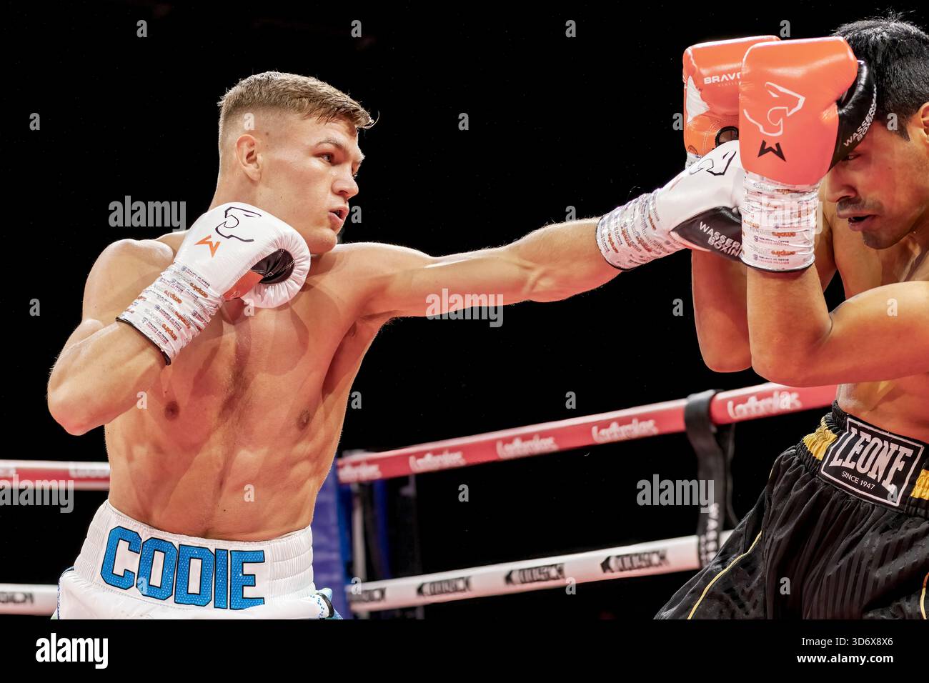 Brighton Centre, Stadt Brighton & Hove, East Sussex, Großbritannien. Boxen als Codie Smith (UK) gegen Franco Andres Cajal (Arg) Superfedergewicht-Wettbewerb im Brighton Centre für 8 Runden, in denen Codie Smith nach einer Punkteentscheidung gewann. 21. November 2025 David Smith/Alamy Stockfoto