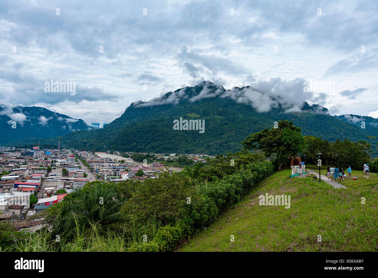 Panoramablick auf die Stadt Tingo Maria in Peru, umgeben von üppigen Bergen, bewölktem Himmel, tropischer Landschaft und dichter urbaner Landschaft in der Dschungelregion. Stockfoto