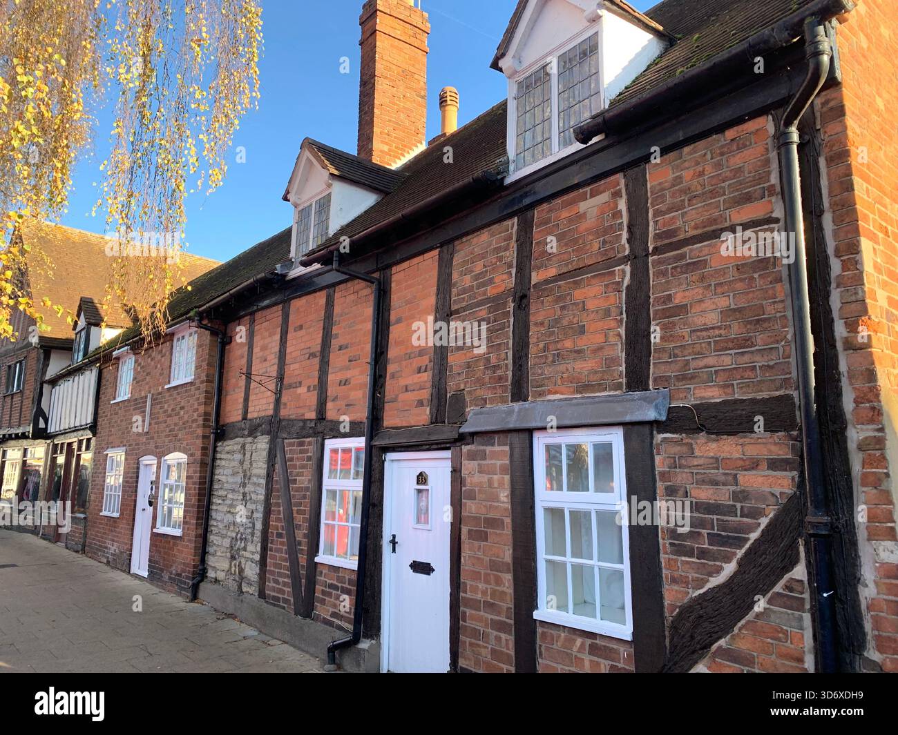 Stratford Upon Avon Shops Shakespear Poet Centre The People Shops Outside People People Walking Geschichte Schilder historischer Plätze - Smartphone-aufgenommenes Stockfoto