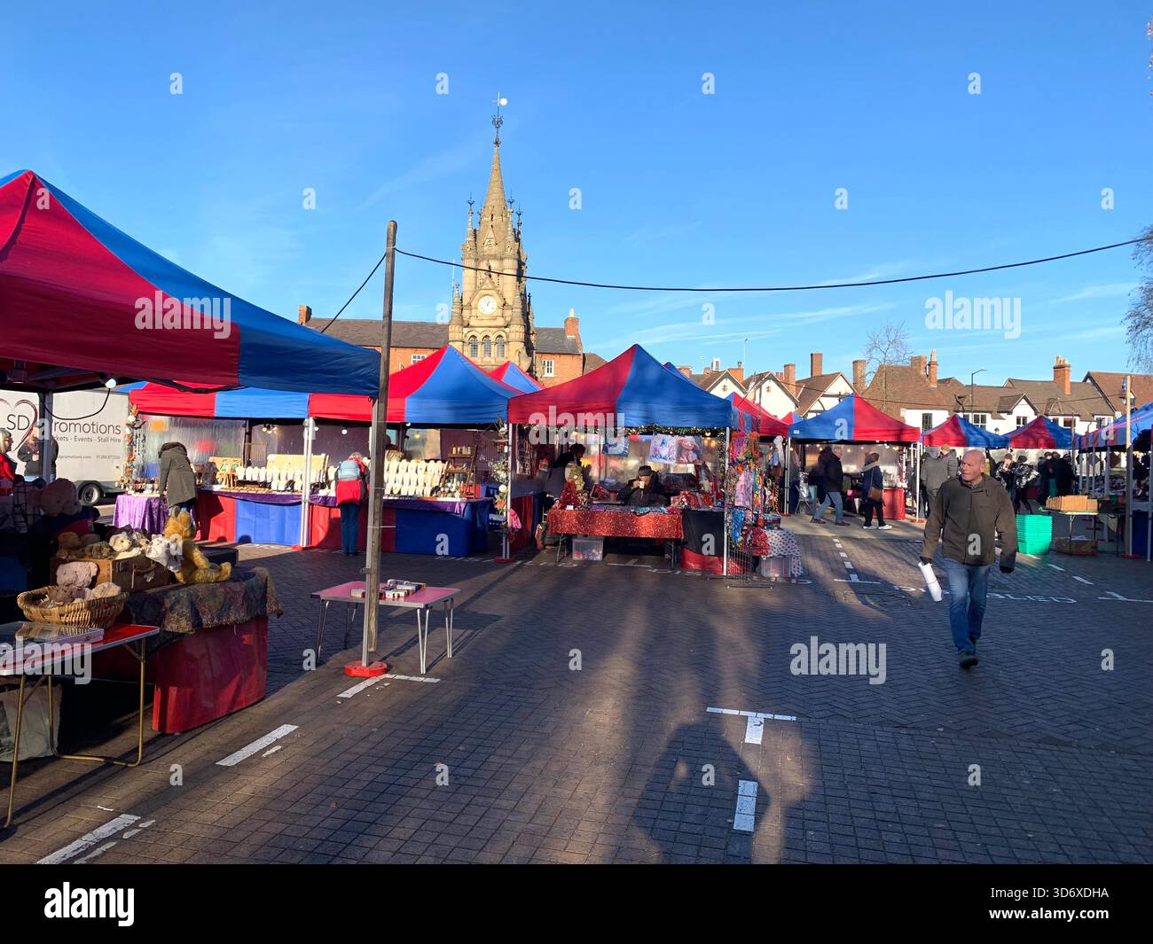 Stratford Upon Avon Shops Shakespear Poet Centre The People Shops Outside People People Walking Geschichte Schilder historischer Plätze - Smartphone-aufgenommenes Stockfoto