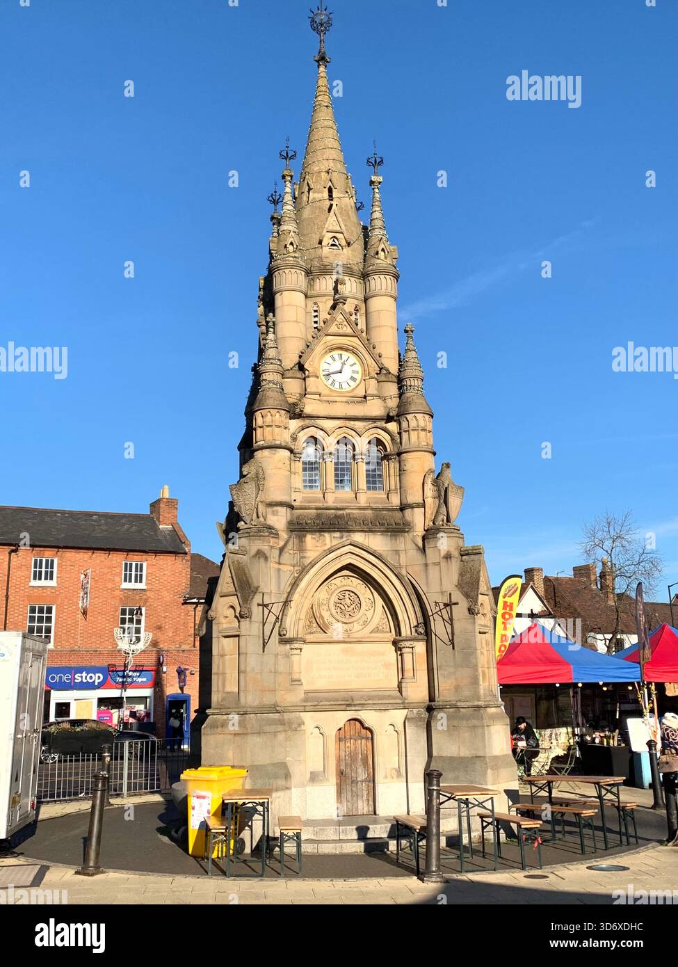 Stratford Upon Avon Shops Shakespear Poet Centre The People Shops Outside People People Walking Geschichte Schilder historischer Plätze - Smartphone-aufgenommenes Stockfoto