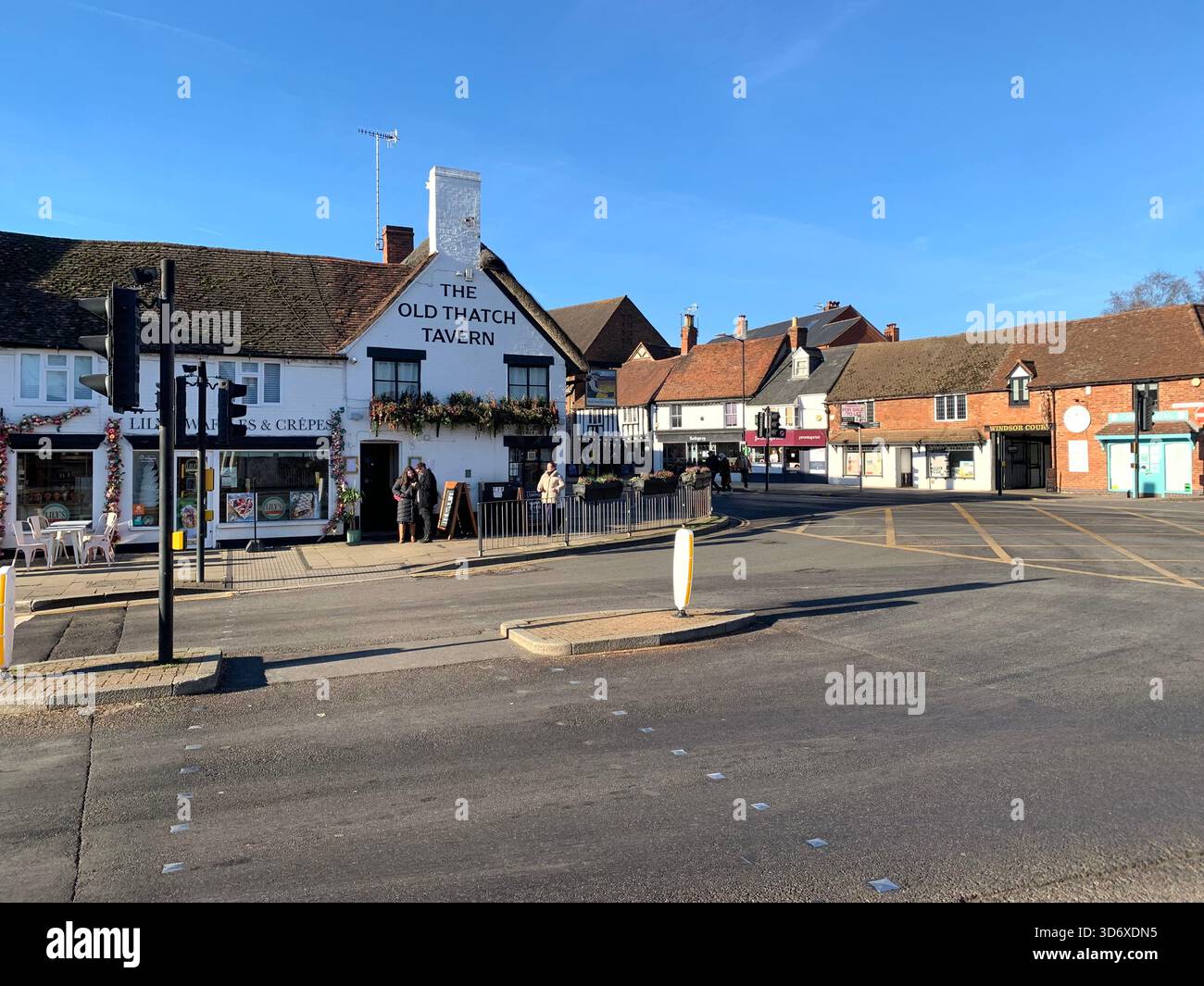 Stratford Upon Avon Shops Shakespear Poet Centre The People Shops Outside People People Walking Geschichte Schilder historischer Plätze - Smartphone-aufgenommenes Stockfoto