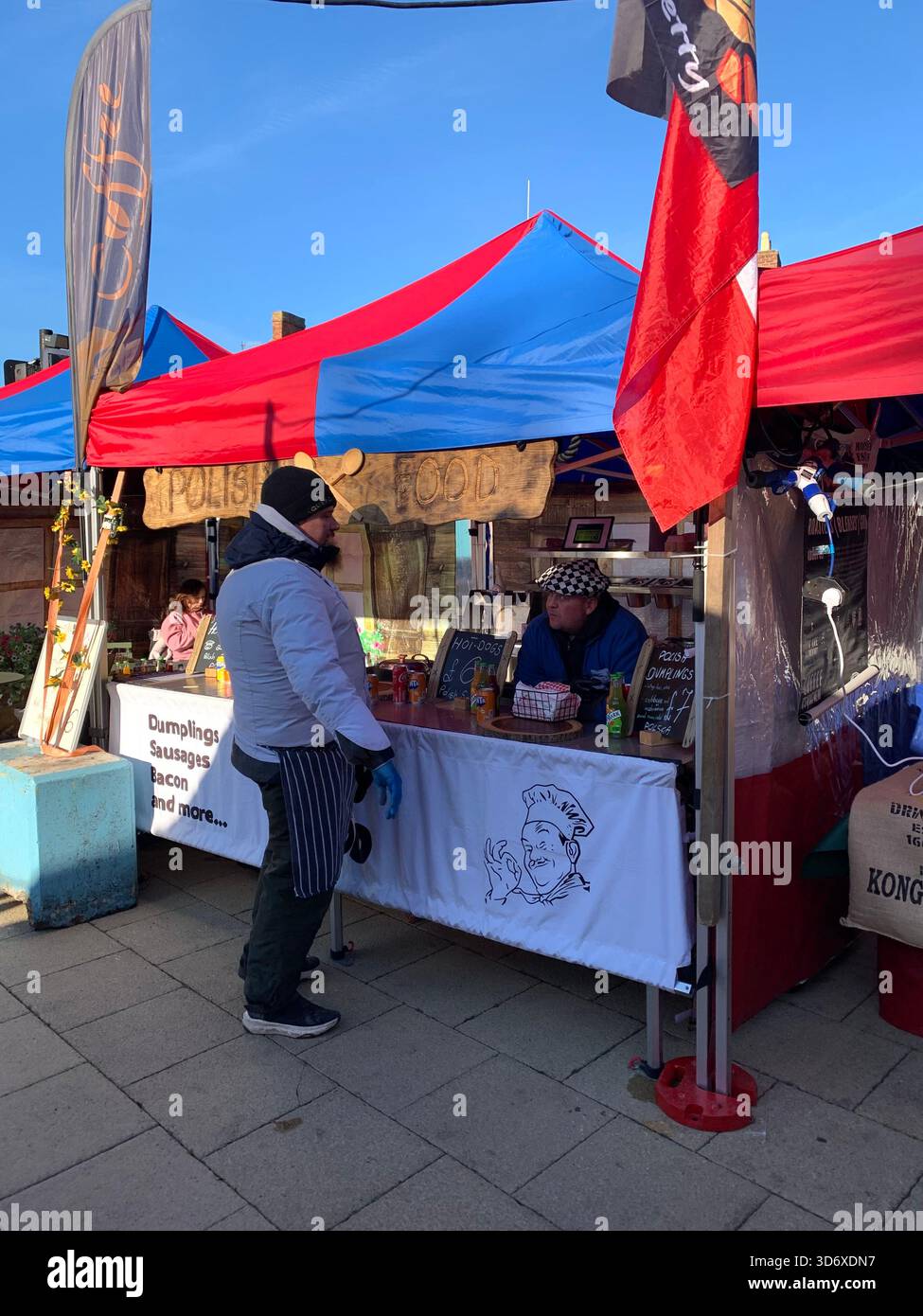 Stratford Upon Avon Shops Shakespear Poet Centre The People Shops Outside People People Walking Geschichte Schilder historischer Plätze - Smartphone-aufgenommenes Stockfoto