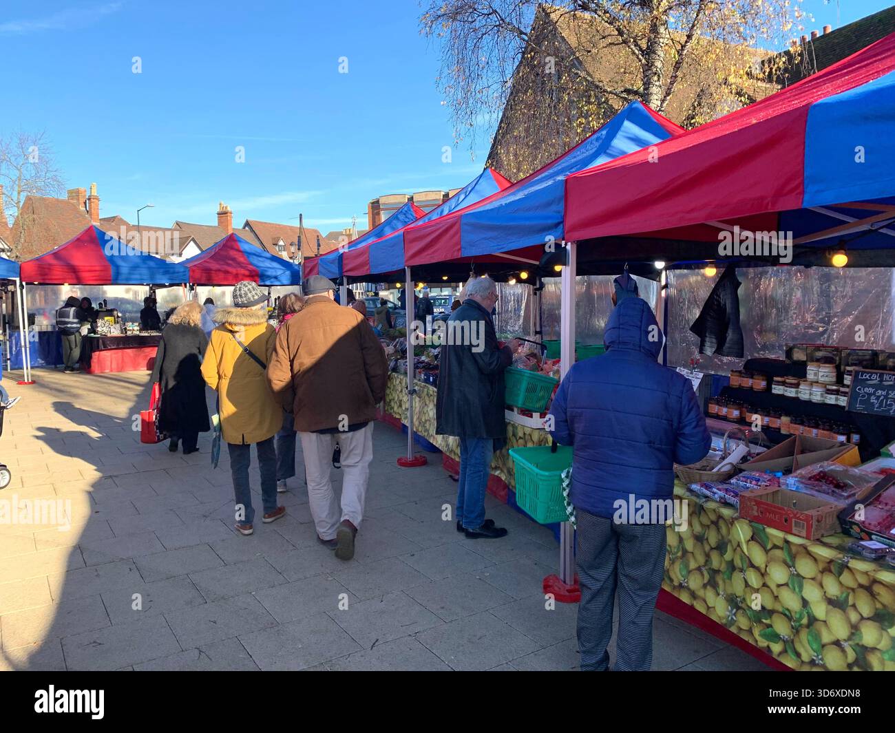 Stratford Upon Avon Shops Shakespear Poet Centre The People Shops Outside People People Walking Geschichte Schilder historischer Plätze - Smartphone-aufgenommenes Stockfoto