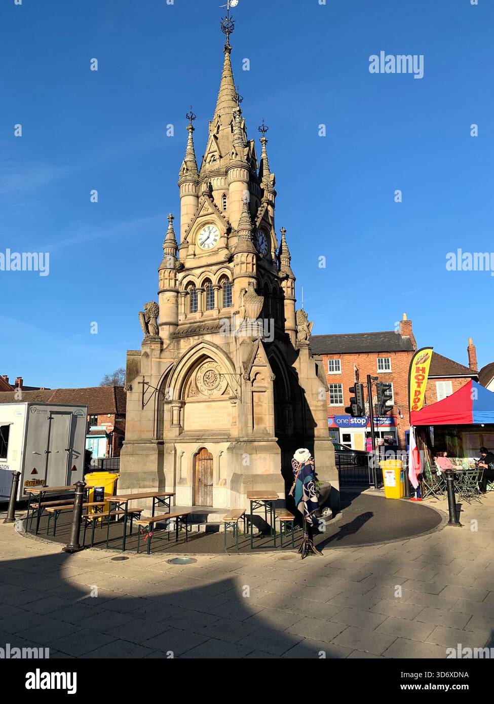 Stratford Upon Avon Shops Shakespear Poet Centre The People Shops Outside People People Walking Geschichte Schilder historischer Plätze - Smartphone-aufgenommenes Stockfoto
