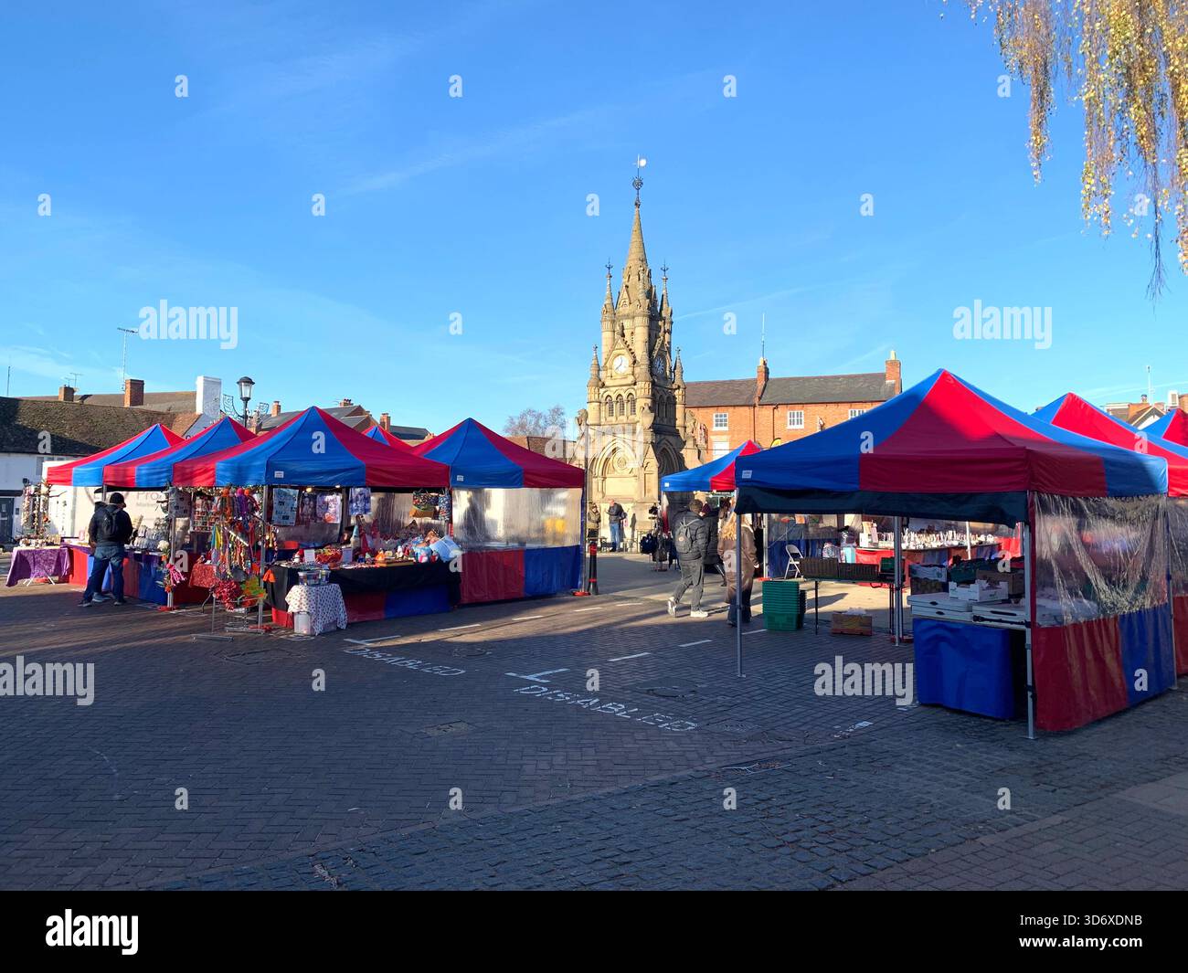 Stratford Upon Avon Shops Shakespear Poet Centre The People Shops Outside People People Walking Geschichte Schilder historischer Plätze - Smartphone-aufgenommenes Stockfoto
