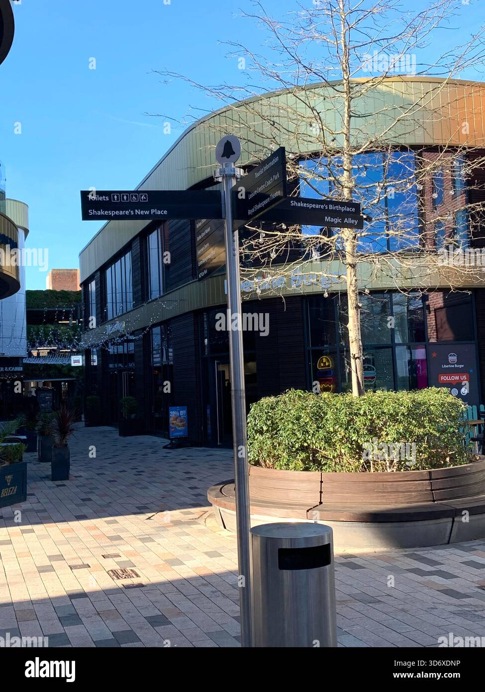 Stratford Upon Avon Shops Shakespear Poet Centre The People Shops Outside People People Walking Geschichte Schilder historischer Plätze - Smartphone-aufgenommenes Stockfoto
