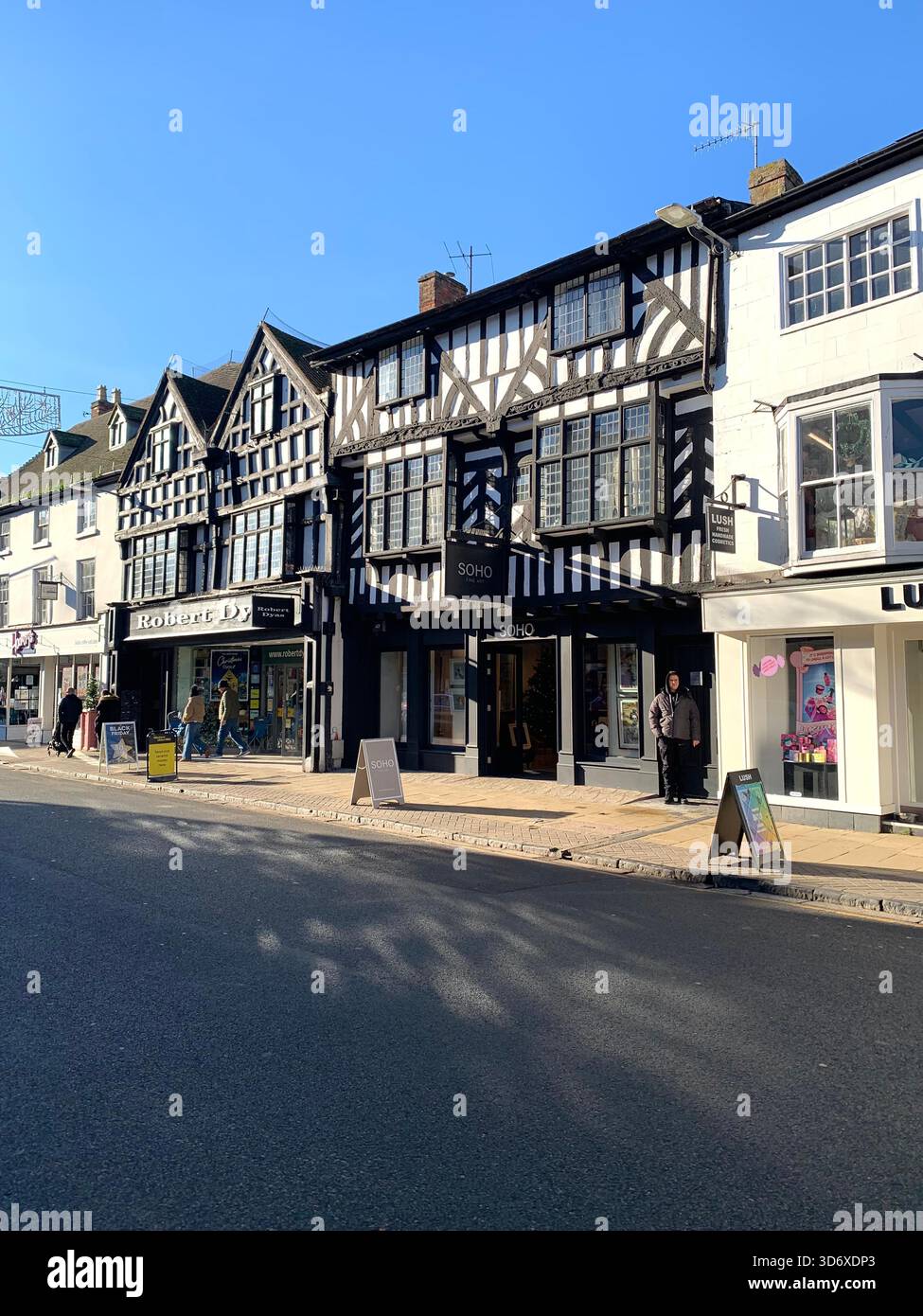Stratford Upon Avon Shops Shakespear Poet Centre The People Shops Outside People People Walking Geschichte Schilder historischer Plätze - Smartphone-aufgenommenes Stockfoto