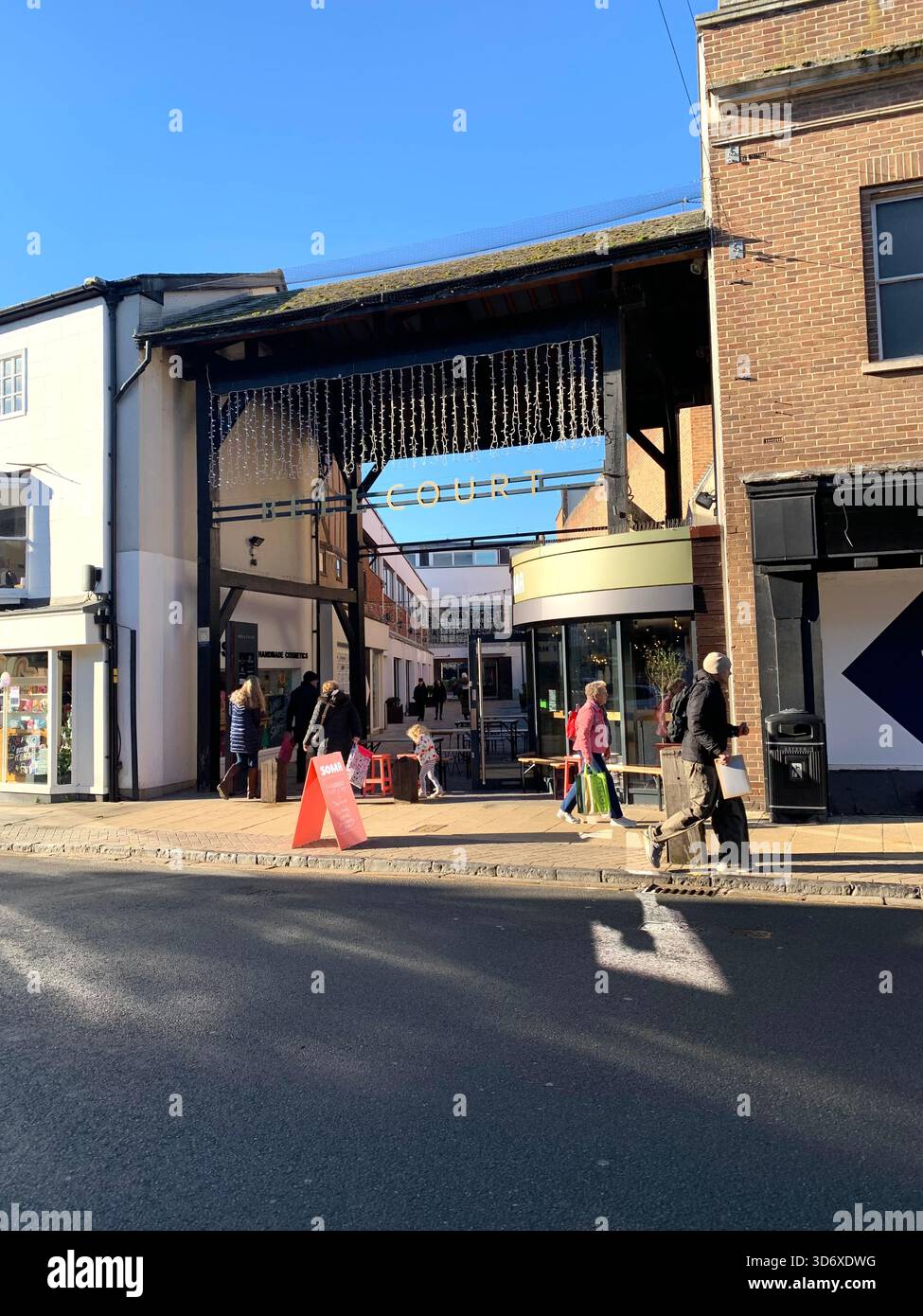 Stratford Upon Avon Shops Shakespear Poet Centre The People Shops Outside People People Walking Geschichte Schilder historischer Plätze - Smartphone-aufgenommenes Stockfoto
