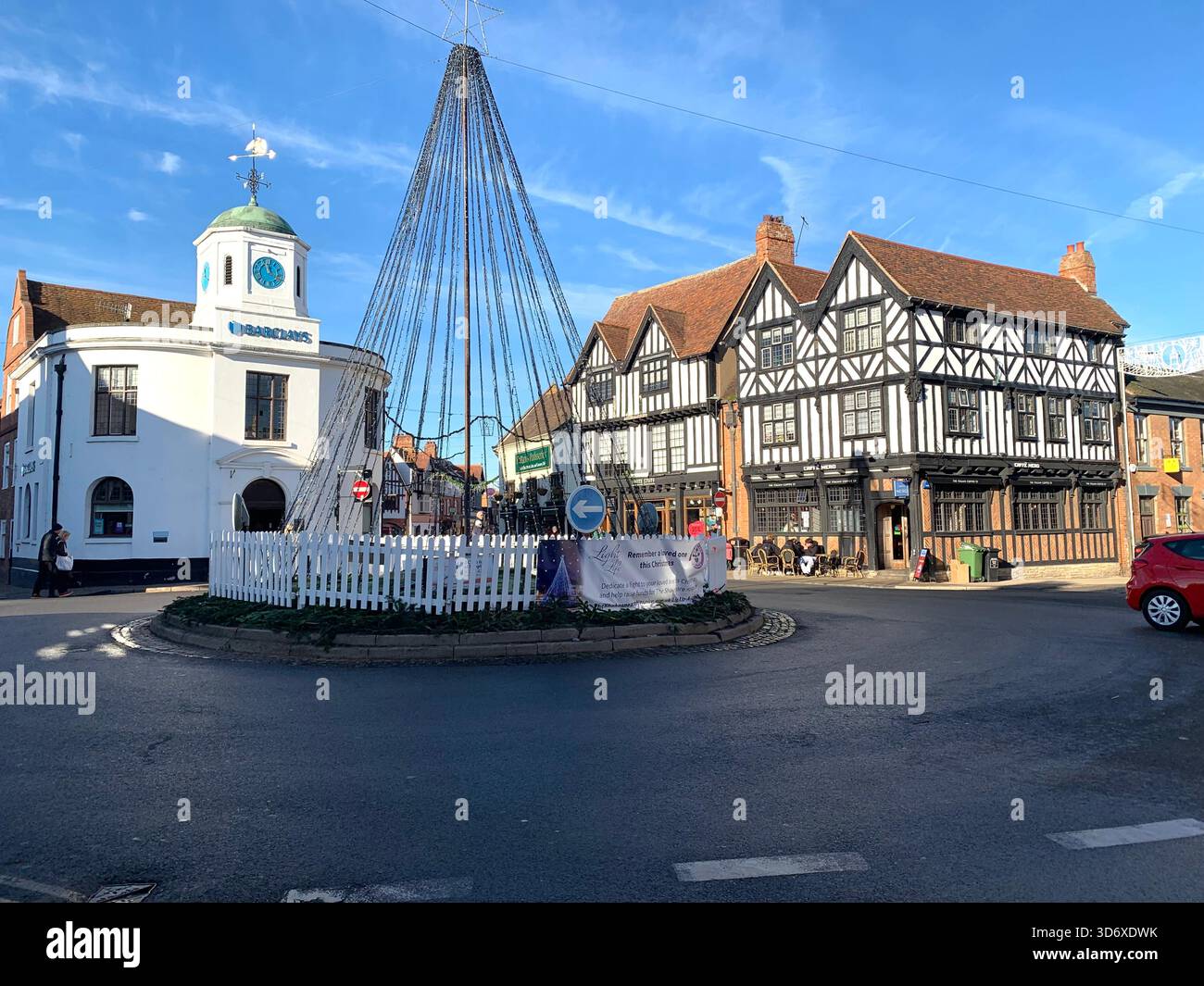 Stratford Upon Avon Shops Shakespear Poet Centre The People Shops Outside People People Walking Geschichte Schilder historischer Plätze - Smartphone-aufgenommenes Stockfoto