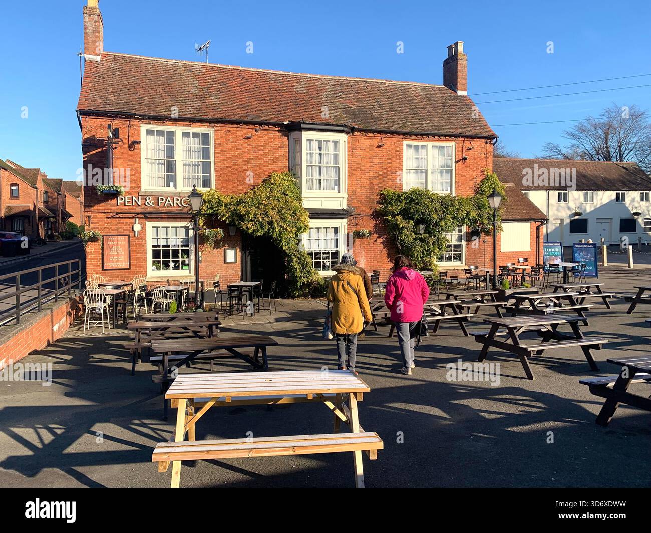 Stratford Upon Avon Shops Shakespear Poet Centre The People Shops Outside People People Walking Geschichte Schilder historischer Plätze - Smartphone-aufgenommenes Stockfoto
