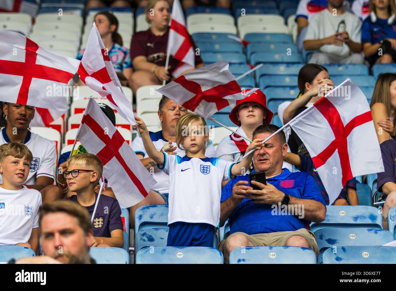 Leicester, Großbritannien. Juni 2025. England Fans vor den internationalen Freundschaften der Frauen, England gegen Jamaika, im Kingpower Stadium. Stockfoto
