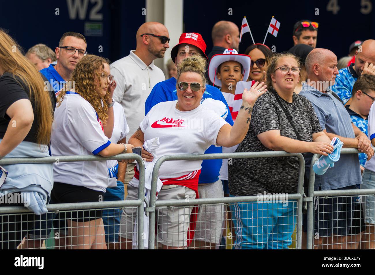 Leicester, Großbritannien. Juni 2025. England Fans vor den internationalen Freundschaften der Frauen, England gegen Jamaika, im Kingpower Stadium. Stockfoto