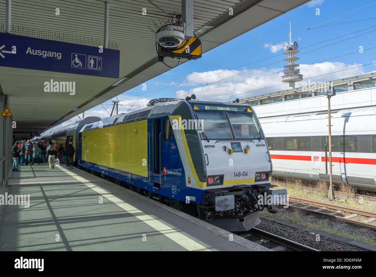 Regionallokomotive der Baureihe 146 und Doppelstockwagen am Bahnsteig Hannover Hauptbahnhof, Passagiereinstieg. Stockfoto