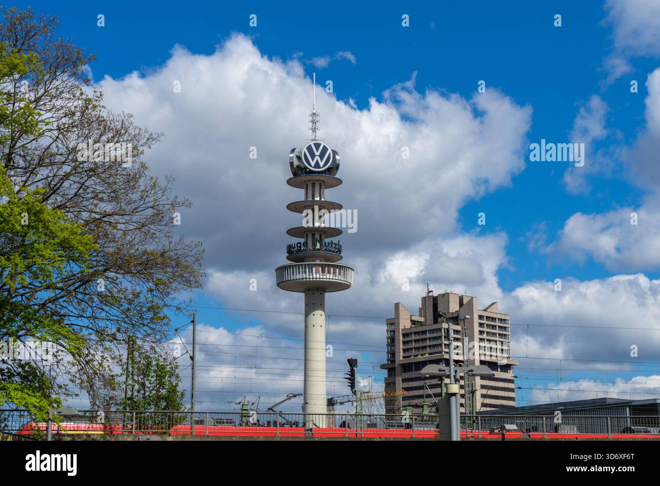 VW-Turm (Telemoritz) ehemaliger Fernsehturm mit dem VW-Logo in der Nähe des Hannover Hauptbahnhofs. Stockfoto