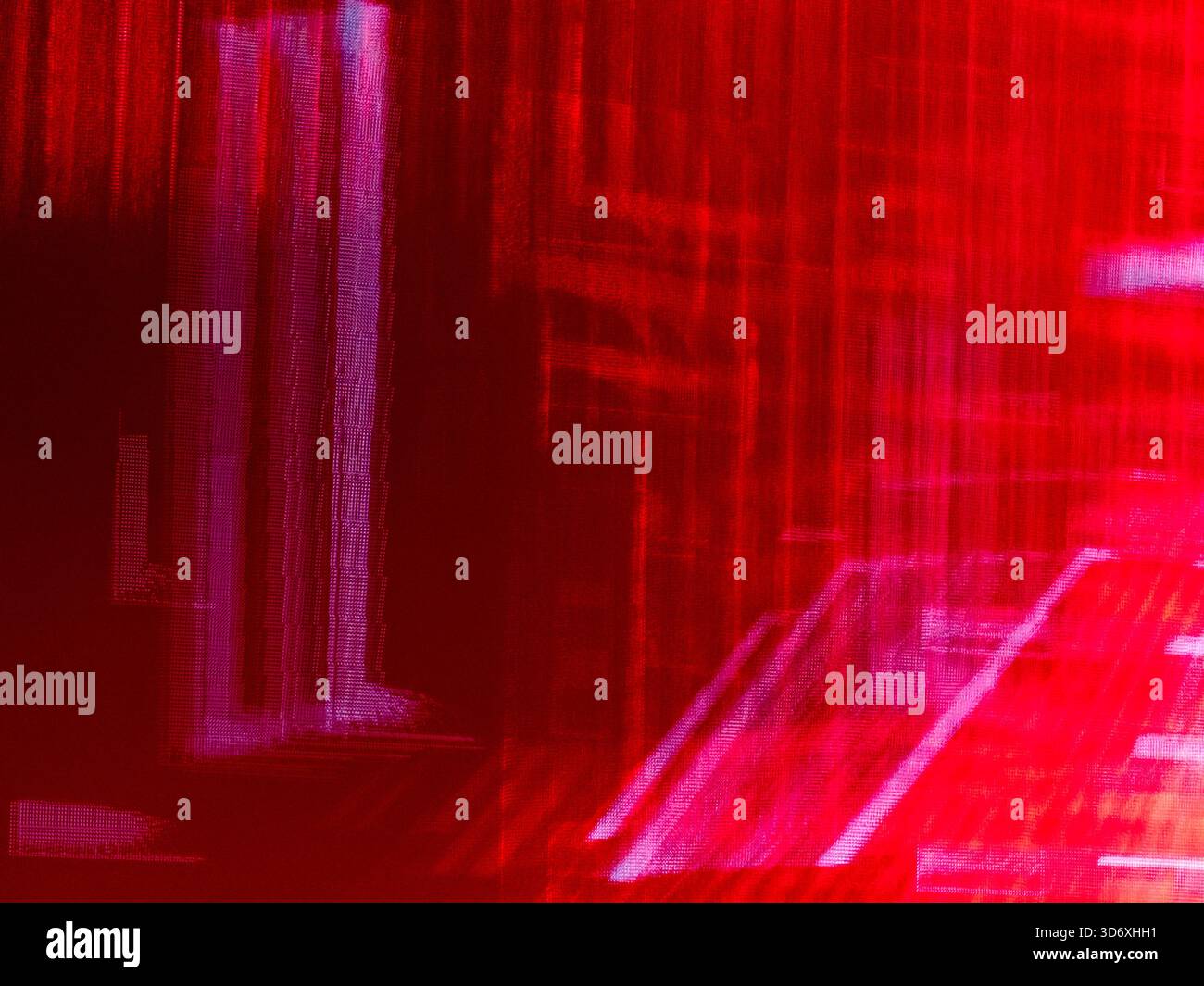 Abstrakter Hintergrund mit leuchtenden roten und rosa digitalen Störbildern mit verzerrten Linien und pixeligen Texturen, die auf Datenbeschädigung oder Cybe hinweisen Stockfoto