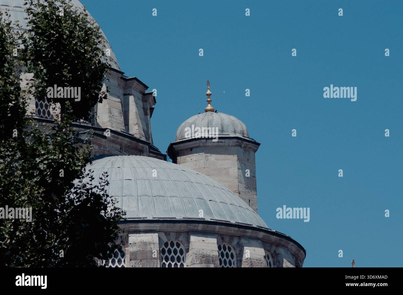 Prunkvolle Osmanische Moschee Kuppel und Minarett vor dem klaren blauen Himmel, Istanbul Stockfoto