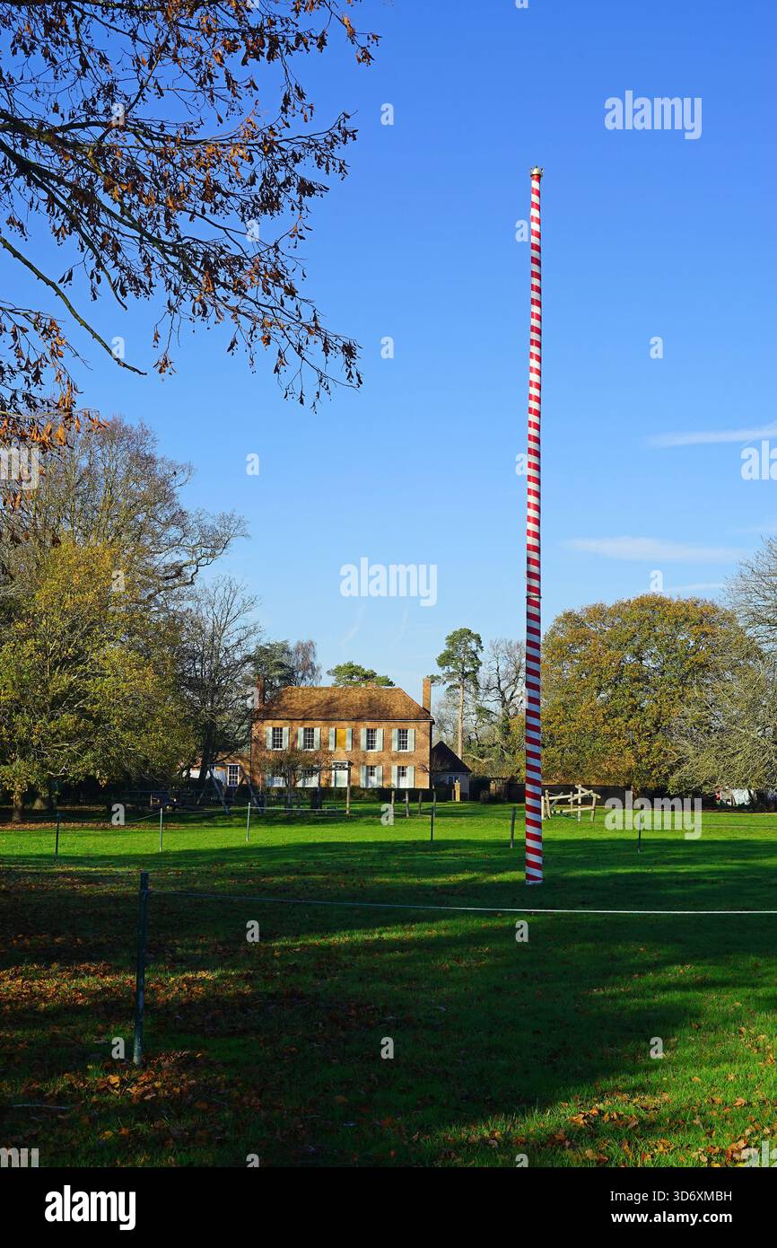 Maypole auf dem malerischen Dorfgrün in Ickwell Stockfoto