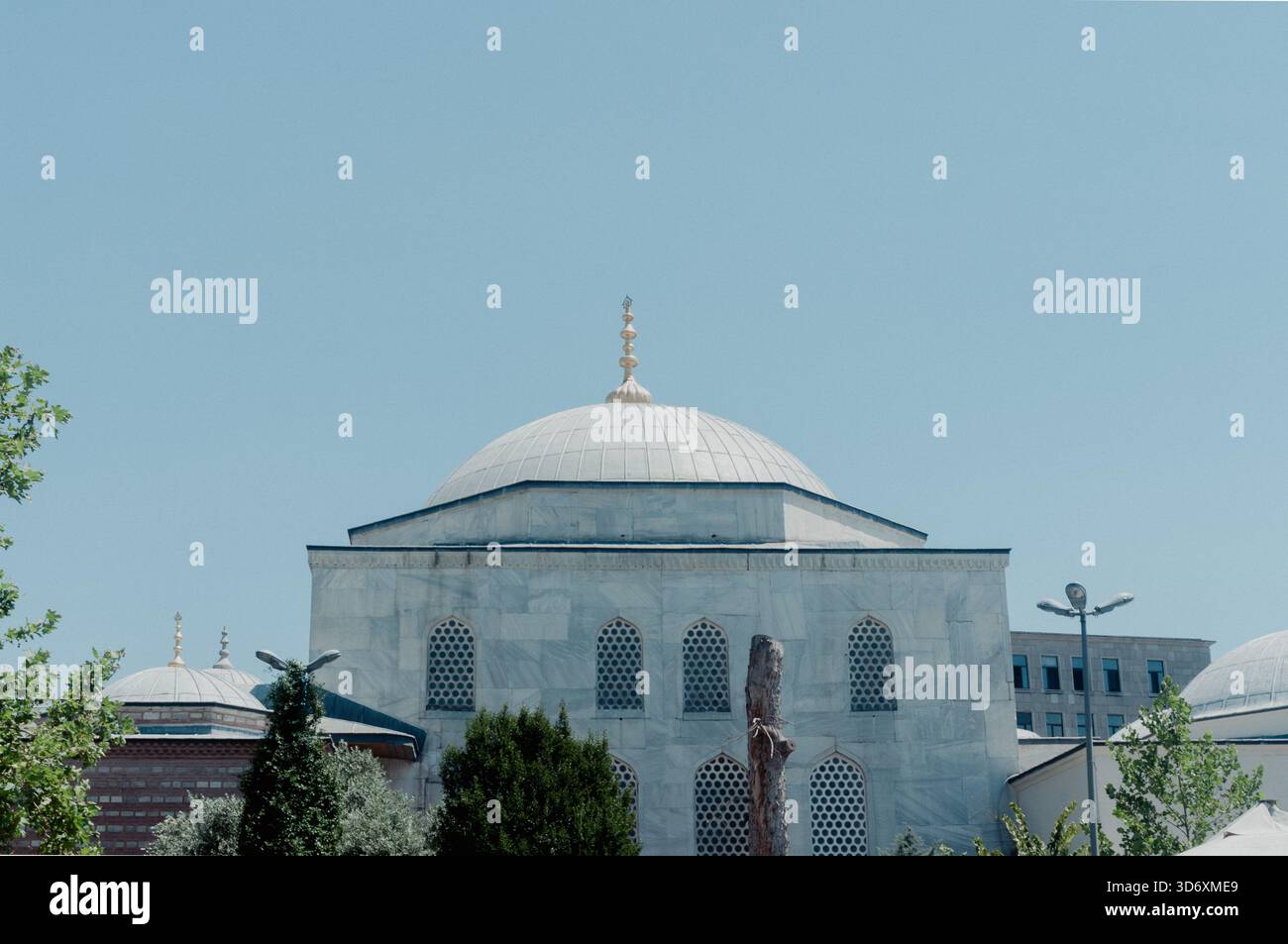 Kuppel der historischen Istanbuler Moschee vor klarem blauem Himmel, türkische Ottomanarchitektur Stockfoto