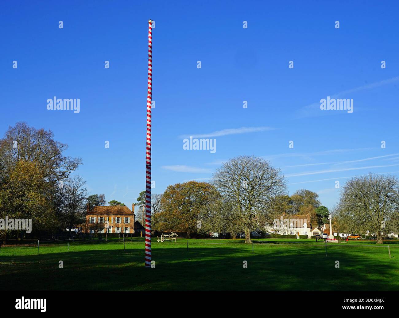 Maypole auf dem malerischen Dorfgrün in Ickwell Stockfoto