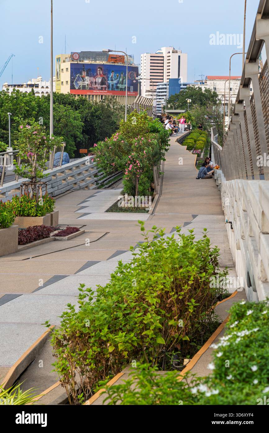 Nur wenige Thailänder im üppigen Chao Phraya Sky Park in Bangkok, Thailand an einem sonnigen Tag. Stockfoto