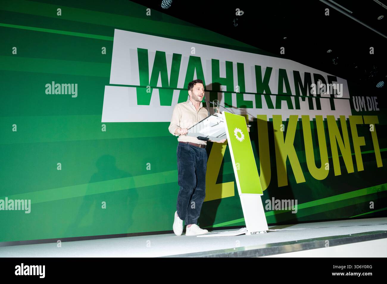 Bundesvorsitzender Felix Banaszak hält am 22. November 2025 eine Rede auf der Allianz 90/der Grünen Berliner Staatspartei-Konferenz 2025. Copyright: EVENTPRESS Jeremy Knowles Stockfoto