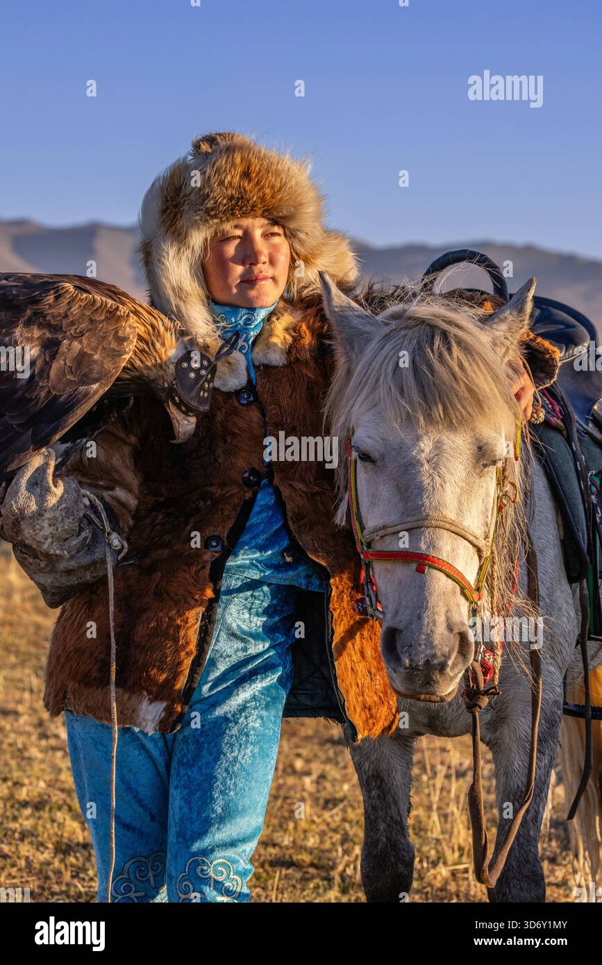 Porträt des Goldenen Adlerjägers Aymoldyr, Altai Mountains, Westmongolei Stockfoto