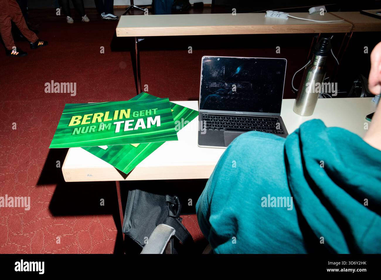 Auf der Allianz 90/der Grünen-Parteikonferenz am 22. November 2025 steht ein Poster mit der Aufschrift „Berlin arbeitet nur als Team“. Copyright: EVENTPRESS Jeremy Knowles Stockfoto
