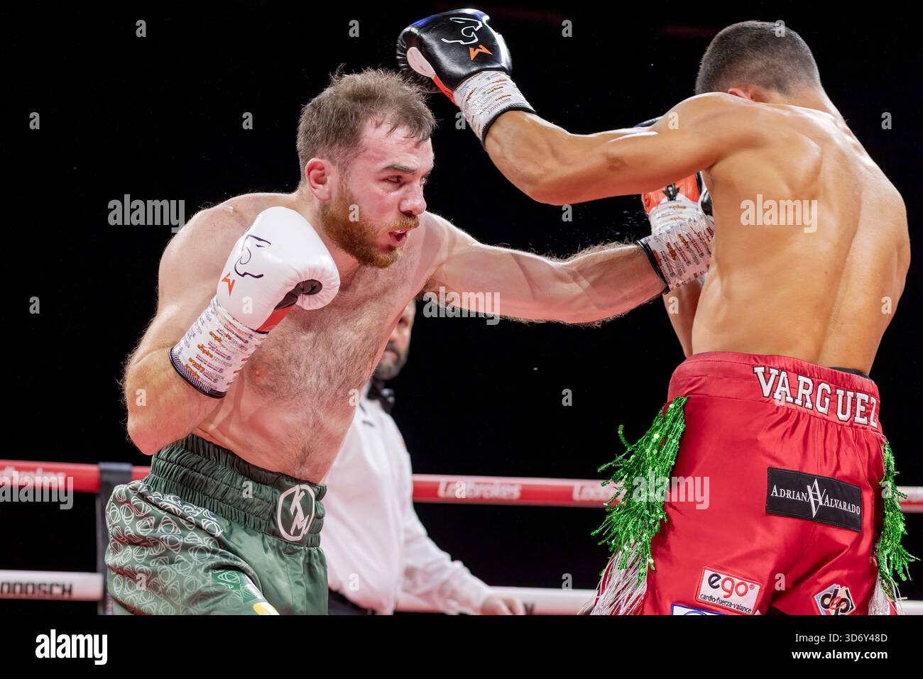 Brighton Centre, Stadt Brighton & Hove, East Sussex, Großbritannien. Boxkampf als Kieran Malloy (IRL) gegen Zeuz Vargez Soberanis (Mex) im Weltergewicht im Brighton Centre für 8 Runden, in denen Kieran Malloy nach einer Punkteentscheidung gewann. 21. November 2025 David Smith/Alamy Stockfoto