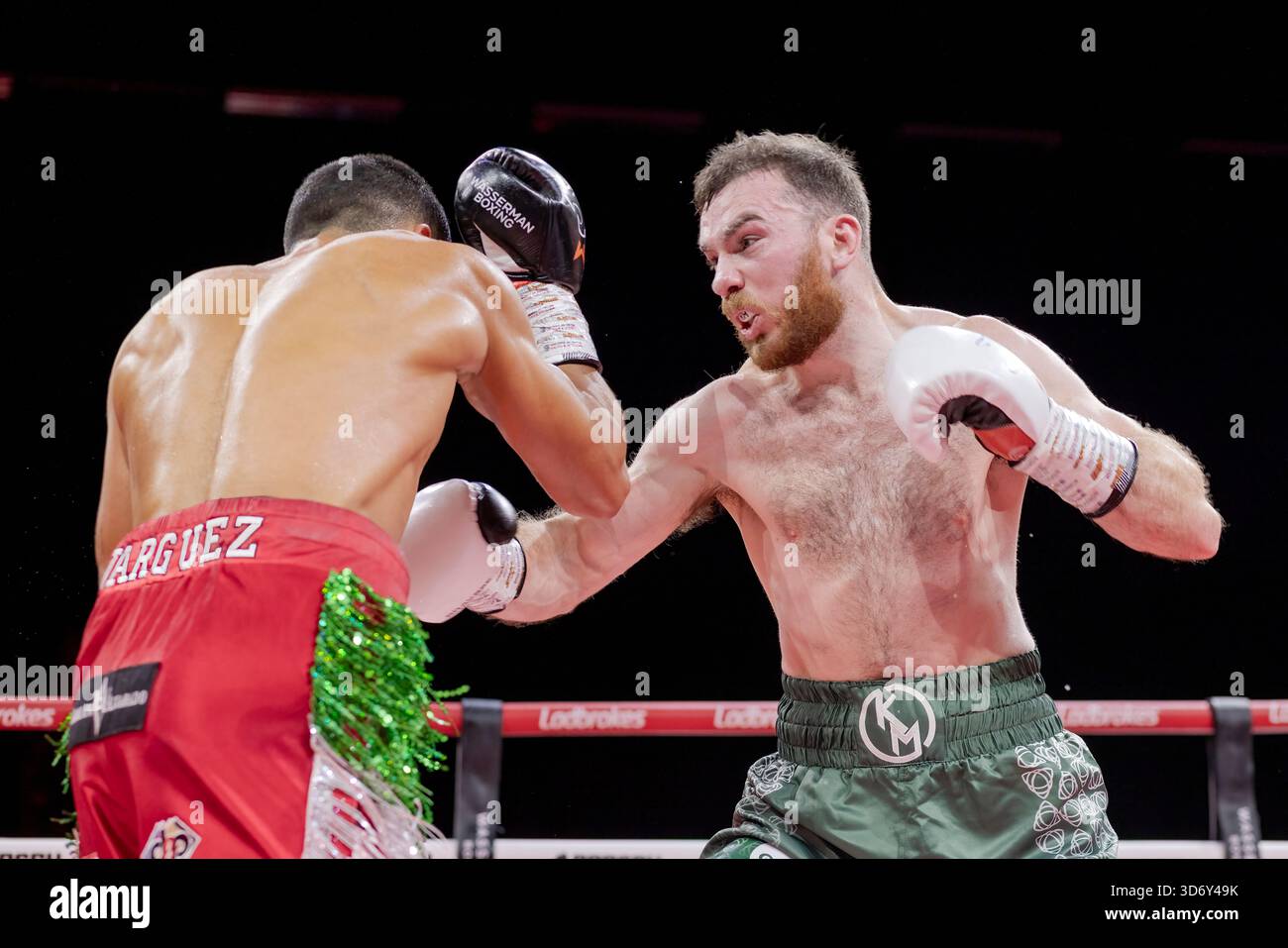 Brighton Centre, Stadt Brighton & Hove, East Sussex, Großbritannien. Boxkampf als Kieran Malloy (IRL) gegen Zeuz Vargez Soberanis (Mex) im Weltergewicht im Brighton Centre für 8 Runden, in denen Kieran Malloy nach einer Punkteentscheidung gewann. 21. November 2025 David Smith/Alamy Stockfoto