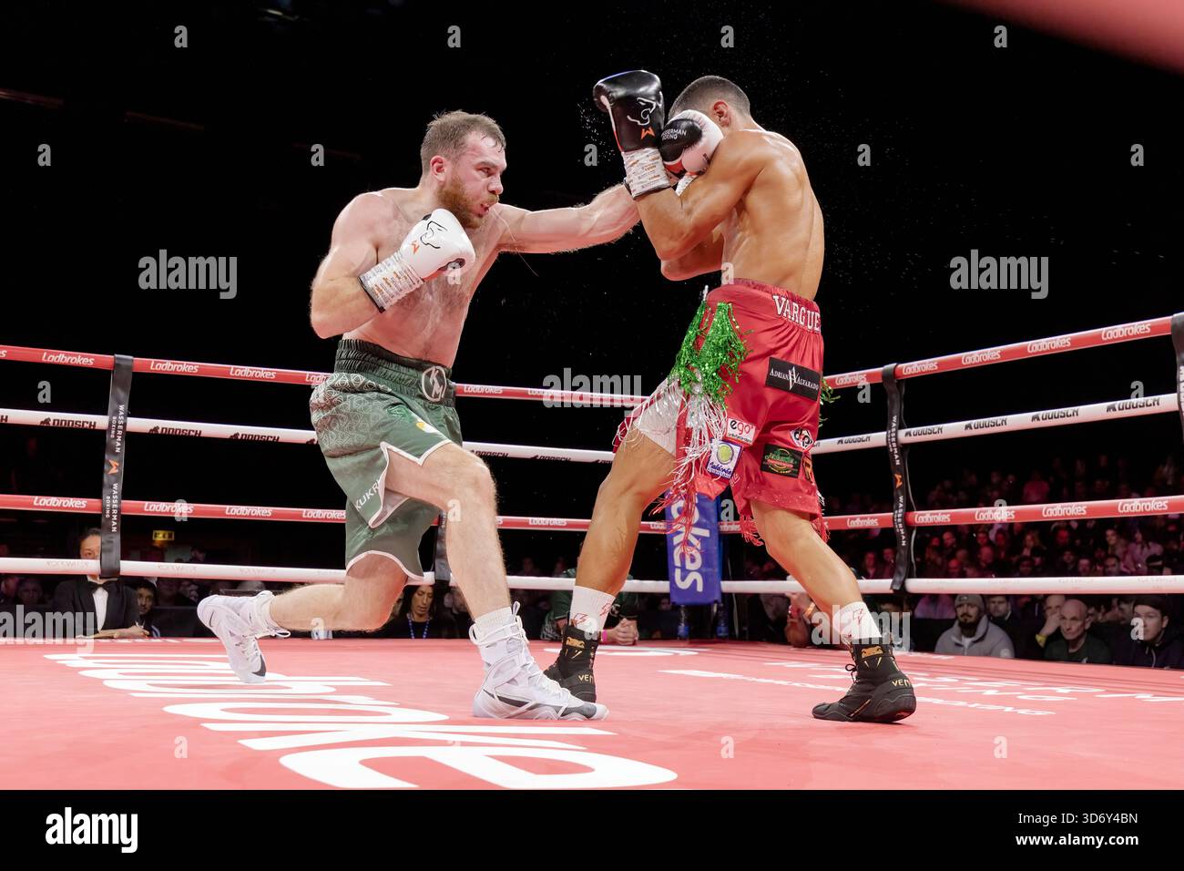 Brighton Centre, Stadt Brighton & Hove, East Sussex, Großbritannien. Boxkampf als Kieran Malloy (IRL) gegen Zeuz Vargez Soberanis (Mex) im Weltergewicht im Brighton Centre für 8 Runden, in denen Kieran Malloy nach einer Punkteentscheidung gewann. 21. November 2025 David Smith/Alamy Stockfoto