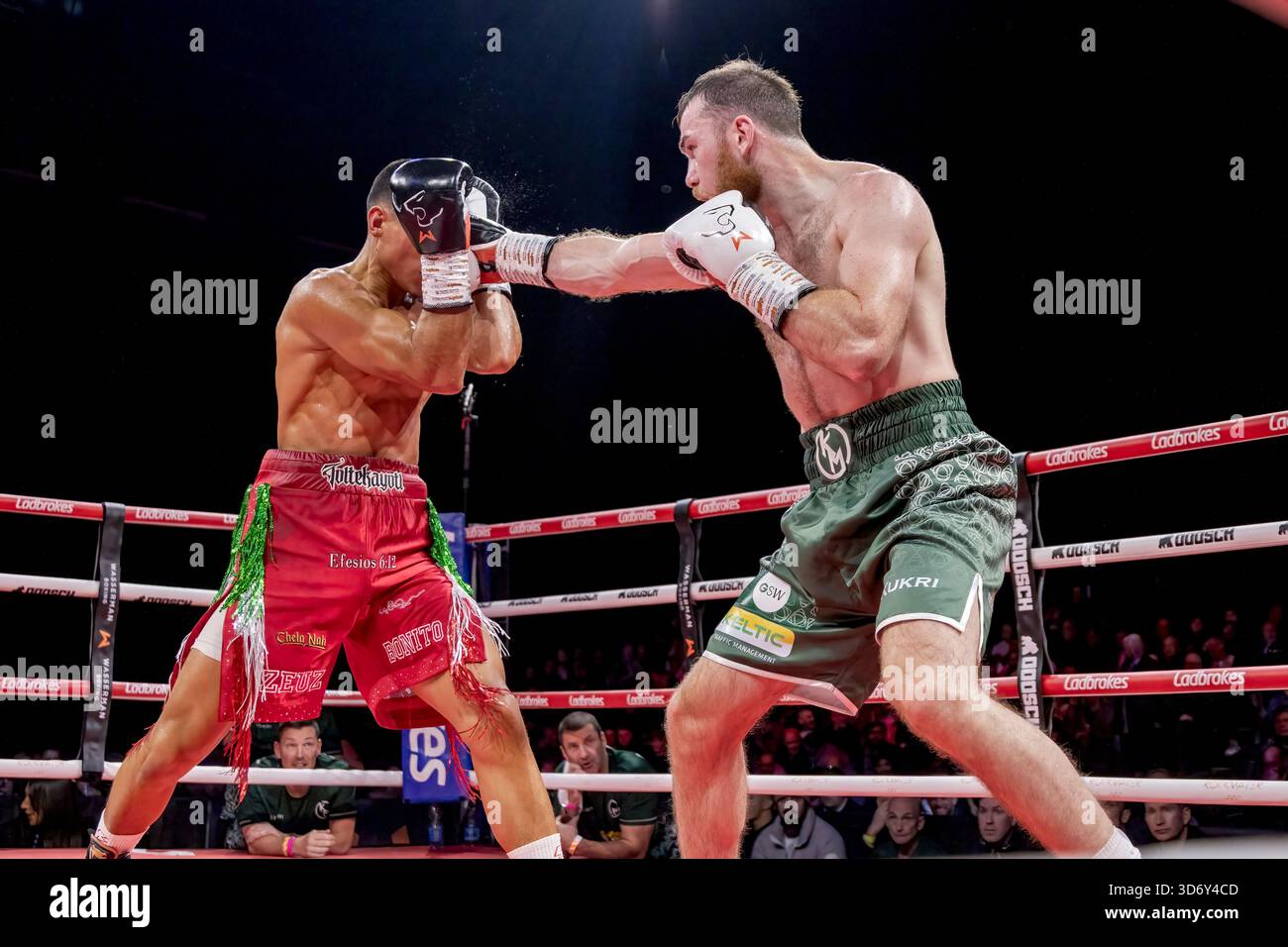 Brighton Centre, Stadt Brighton & Hove, East Sussex, Großbritannien. Boxkampf als Kieran Malloy (IRL) gegen Zeuz Vargez Soberanis (Mex) im Weltergewicht im Brighton Centre für 8 Runden, in denen Kieran Malloy nach einer Punkteentscheidung gewann. 21. November 2025 David Smith/Alamy Stockfoto