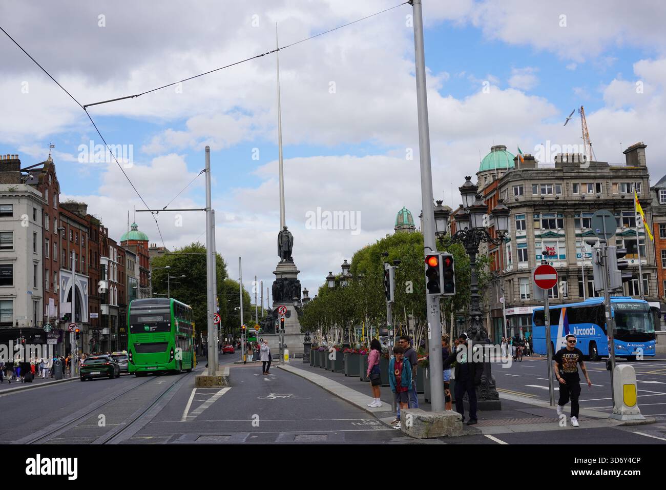 Ein geschäftiger Tag auf der O'Connell Street in Dublin, Irland, mit dem Turm von Dublin und dem Daniel O'Connell Monument Stockfoto