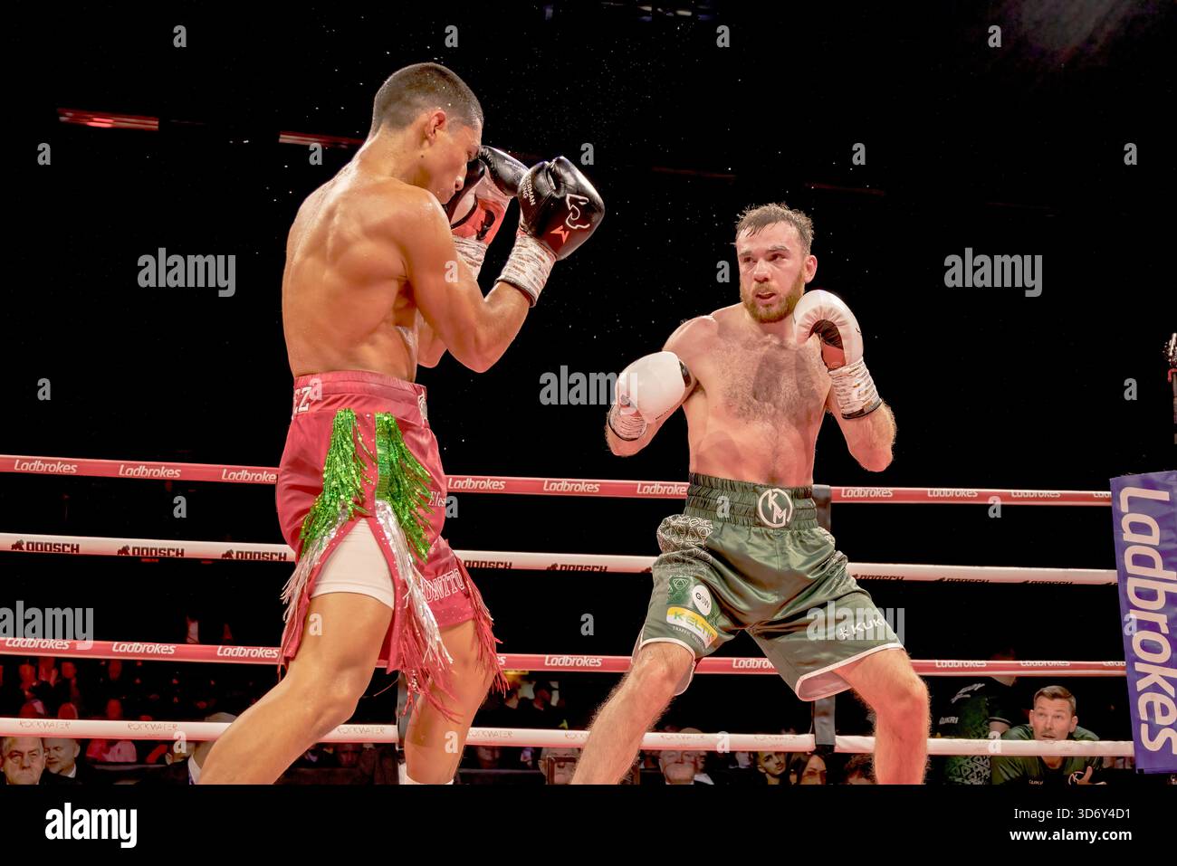 Brighton Centre, Stadt Brighton & Hove, East Sussex, Großbritannien. Boxkampf als Kieran Malloy (IRL) gegen Zeuz Vargez Soberanis (Mex) im Weltergewicht im Brighton Centre für 8 Runden, in denen Kieran Malloy nach einer Punkteentscheidung gewann. 21. November 2025 David Smith/Alamy Stockfoto