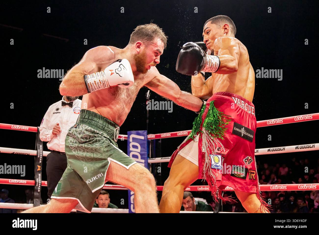 Brighton Centre, Stadt Brighton & Hove, East Sussex, Großbritannien. Boxkampf als Kieran Malloy (IRL) gegen Zeuz Vargez Soberanis (Mex) im Weltergewicht im Brighton Centre für 8 Runden, in denen Kieran Malloy nach einer Punkteentscheidung gewann. 21. November 2025 David Smith/Alamy Stockfoto