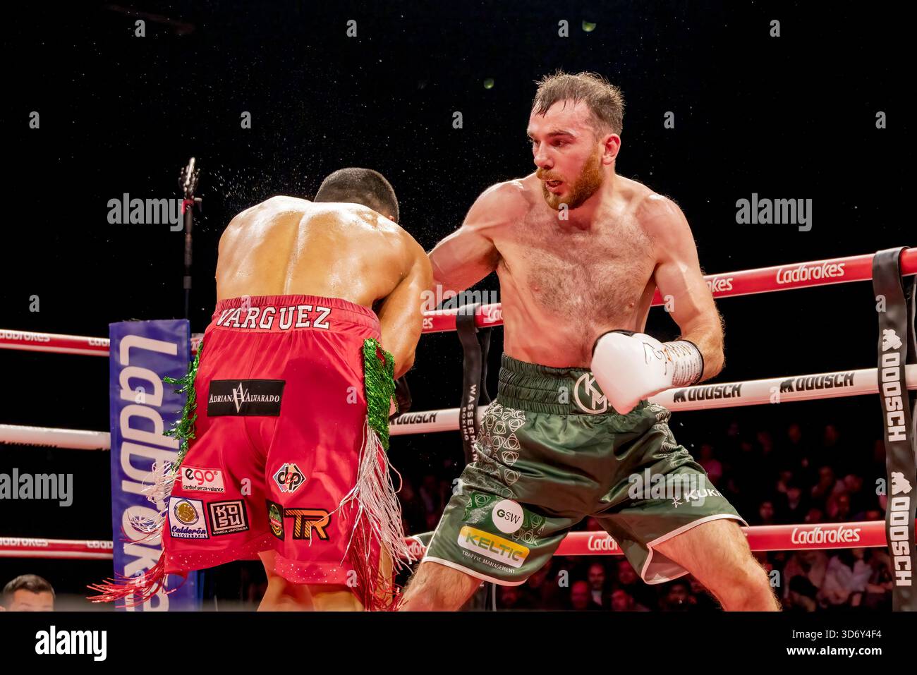 Brighton Centre, Stadt Brighton & Hove, East Sussex, Großbritannien. Boxkampf als Kieran Malloy (IRL) gegen Zeuz Vargez Soberanis (Mex) im Weltergewicht im Brighton Centre für 8 Runden, in denen Kieran Malloy nach einer Punkteentscheidung gewann. 21. November 2025 David Smith/Alamy Stockfoto