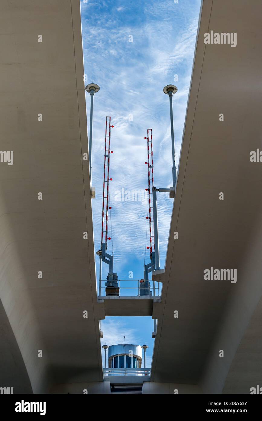 Blick nach oben in Richtung eines Kontrollgebäudes der Aufzugbrücke. Stockfoto