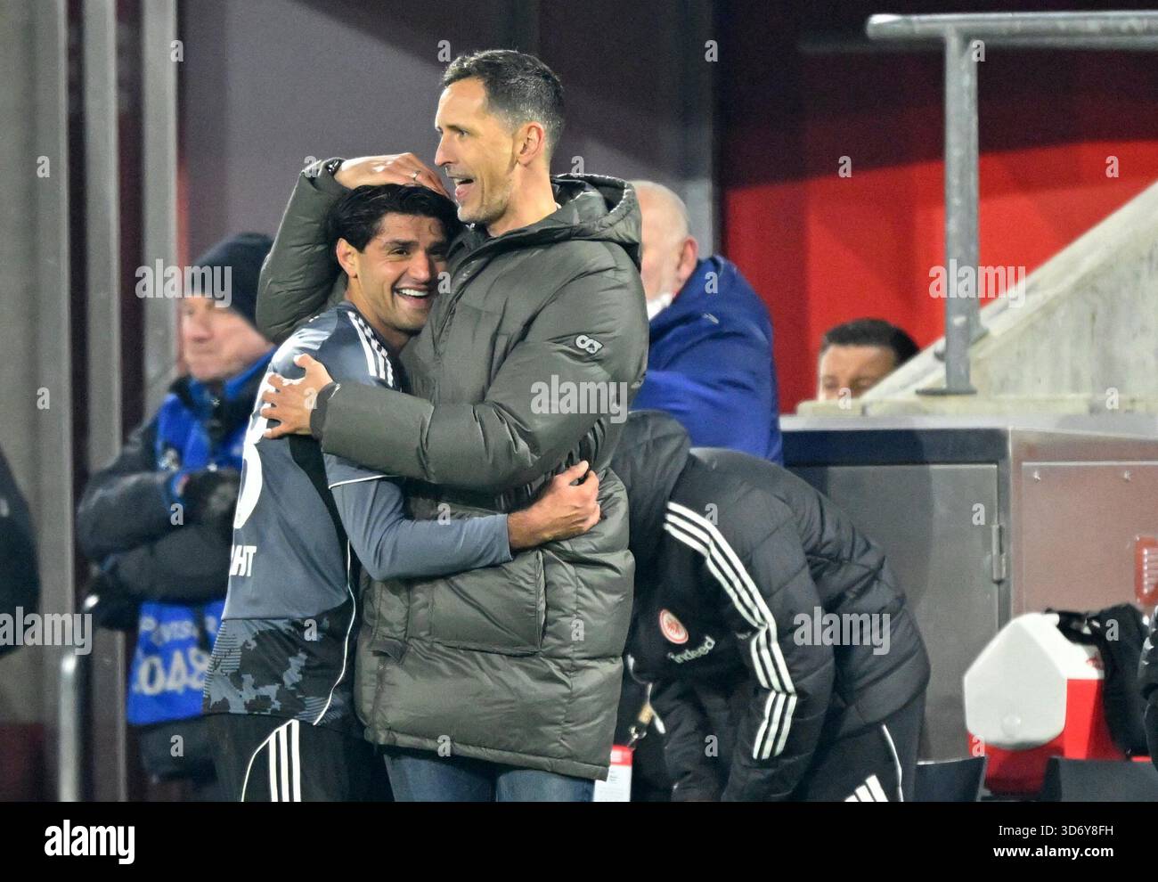 Von links: Mahmoud Dahoud, Trainer Dino Toppmoeller (Frankfurt) Köln, 22. November 2025, Fußball, Bundesliga, FC Köln - Eintracht Frankfurt Stockfoto