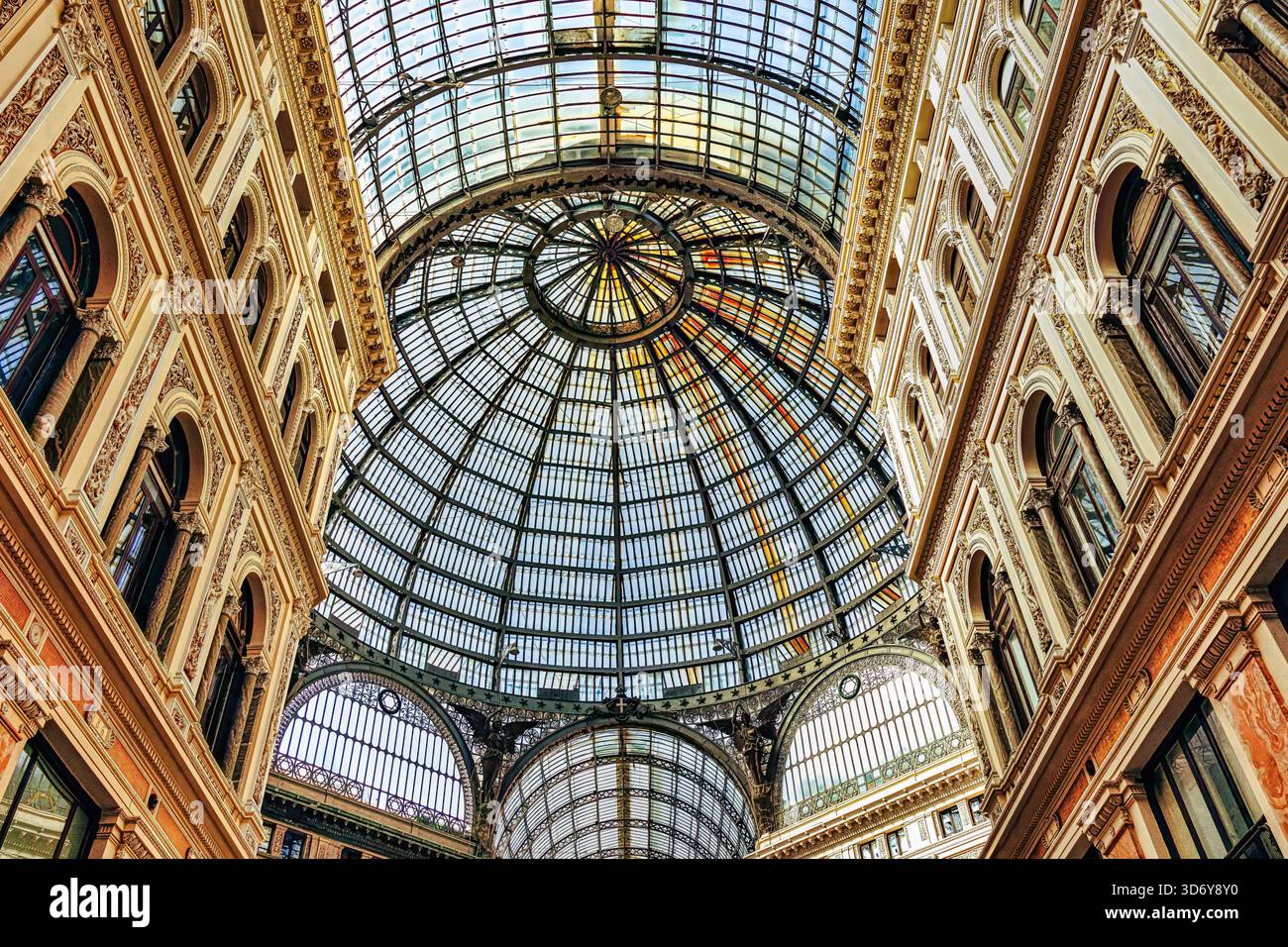 Das Foto zeigt eine fesselnde Luftaufnahme eines Innenraums, dominiert von einer herrlichen Glaskuppel und aufwendig geschnitzten architektonischen Det Stockfoto