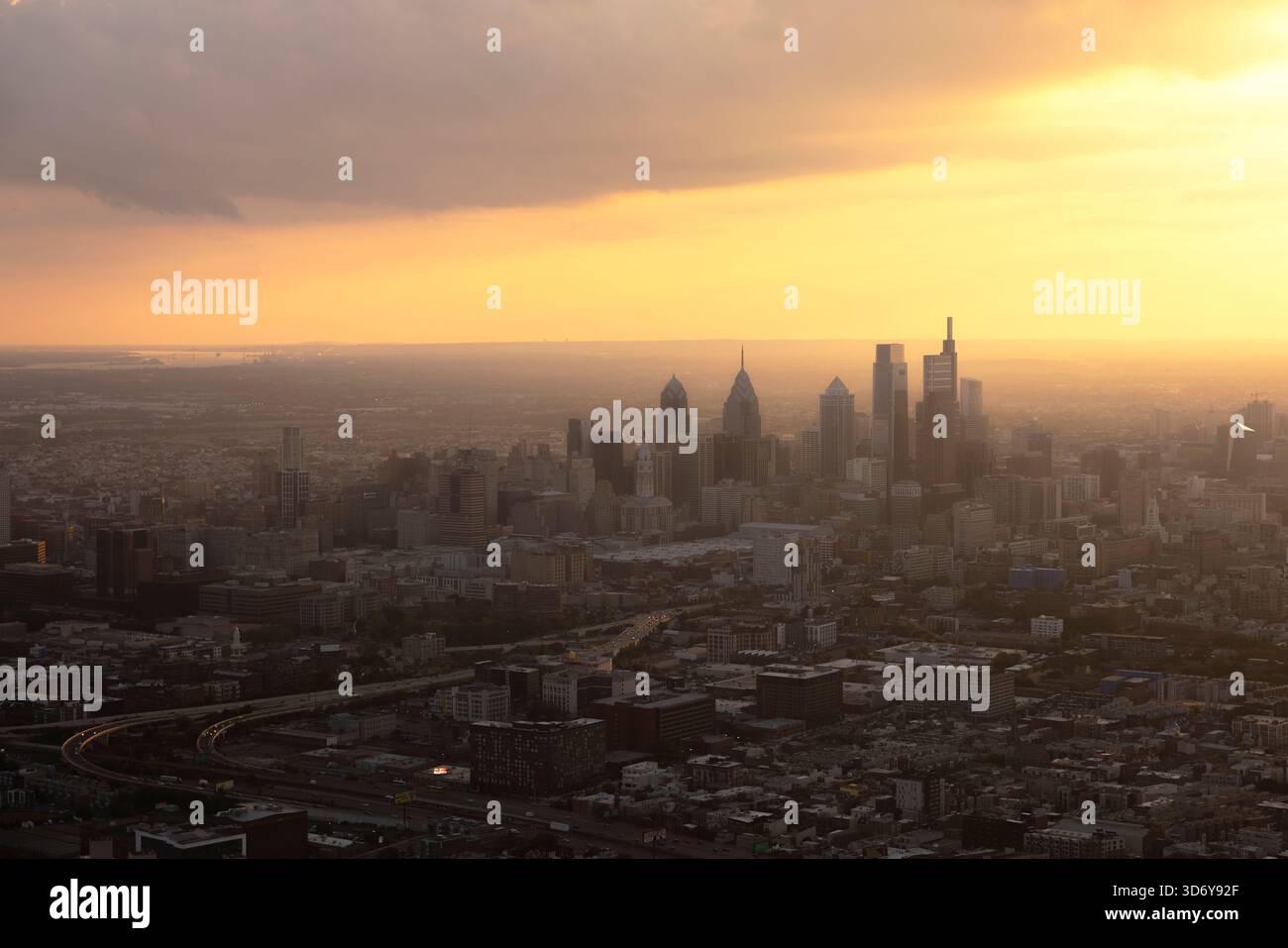 Philadelphia, Pennsylvania, Sonnenuntergang aus der Vogelperspektive. Stockfoto