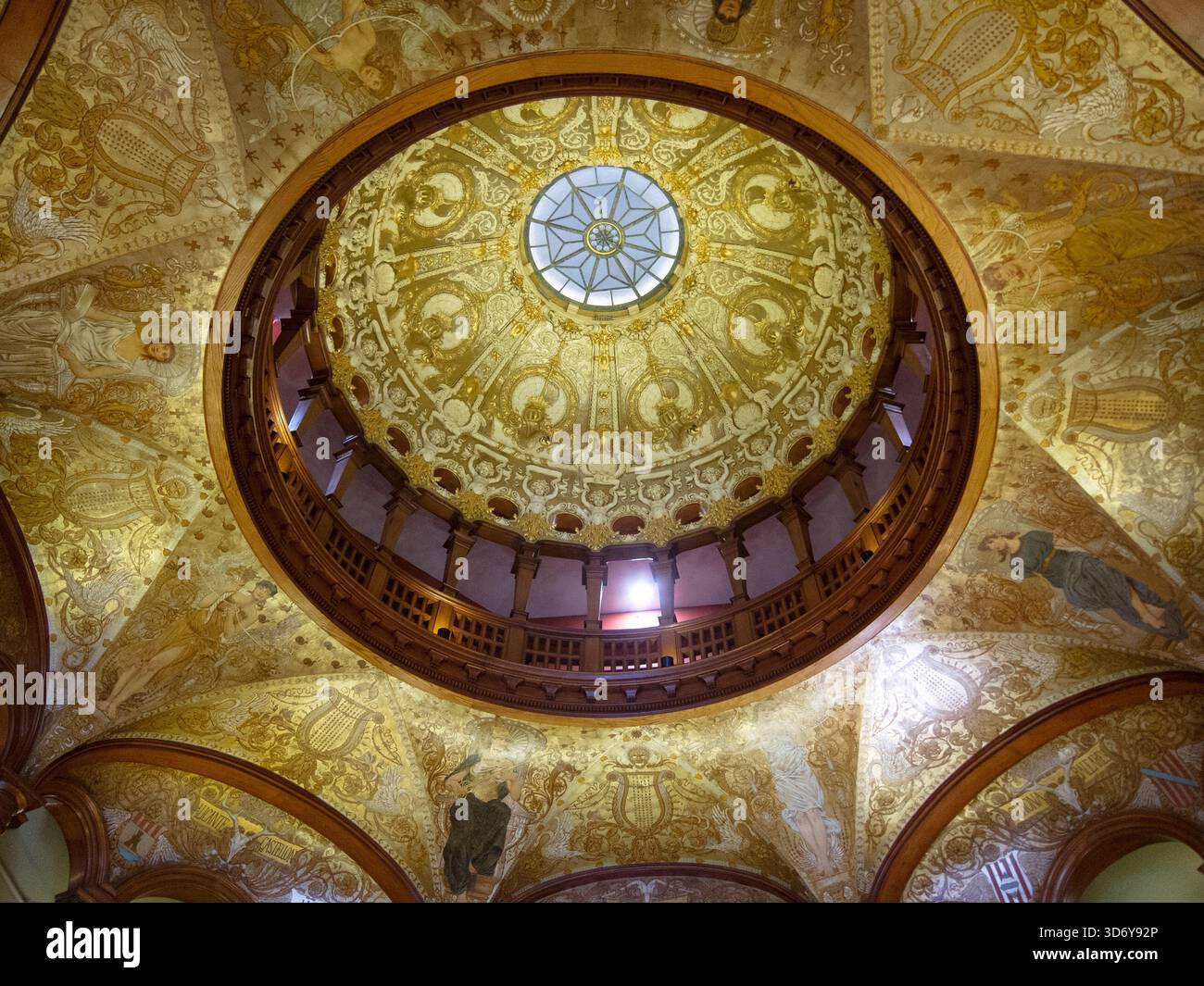 Art Nouveau Gold Kuppel mit Mahagoni Balkon am Eingang des Flagler College, St. Augustine, Florida, USA. Stockfoto