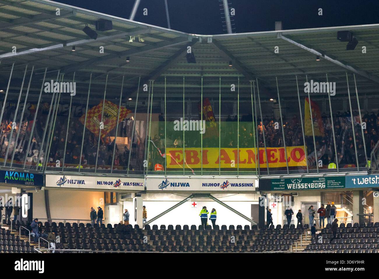 Fans und Unterstützer von Go Ahead Eagles zeigen ein Fanbanner mit der Inschrift EBO Almelo, das sich auf ein Gefängnis in Almelo bezieht, um eine Aussage gegen die begrenzte Sicht der aktualisierten Gastmannschaften zu machen, die vor dem niederländischen Eredivisie-Spiel zwischen Heracles Almelo und Go Ahead Eagles am 22. November 2025 in Almelo, Niederlande, zu sehen waren. (Foto: Marcel ter Bals/MTB-Photo/Alamy Live News) Stockfoto