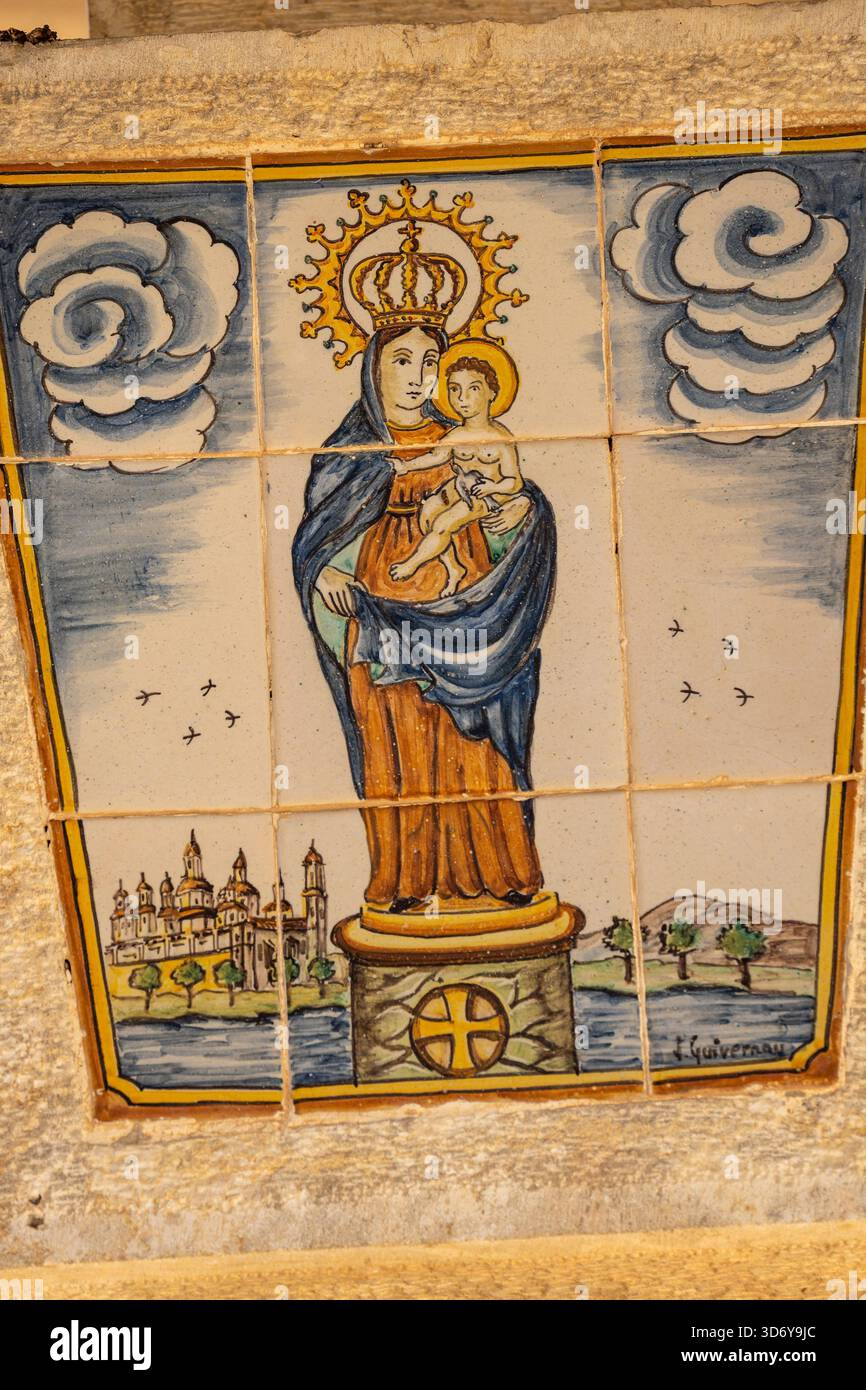 Heiligtum der Jungfrau von Balma, Kreuz bedeckt von der Krone von Aragon, Kuppel mit Fresken von Cruella (1860), Zorita del Maestrazgo, Provinz Castellón, valencianische Gemeinschaft, Spanien. Stockfoto