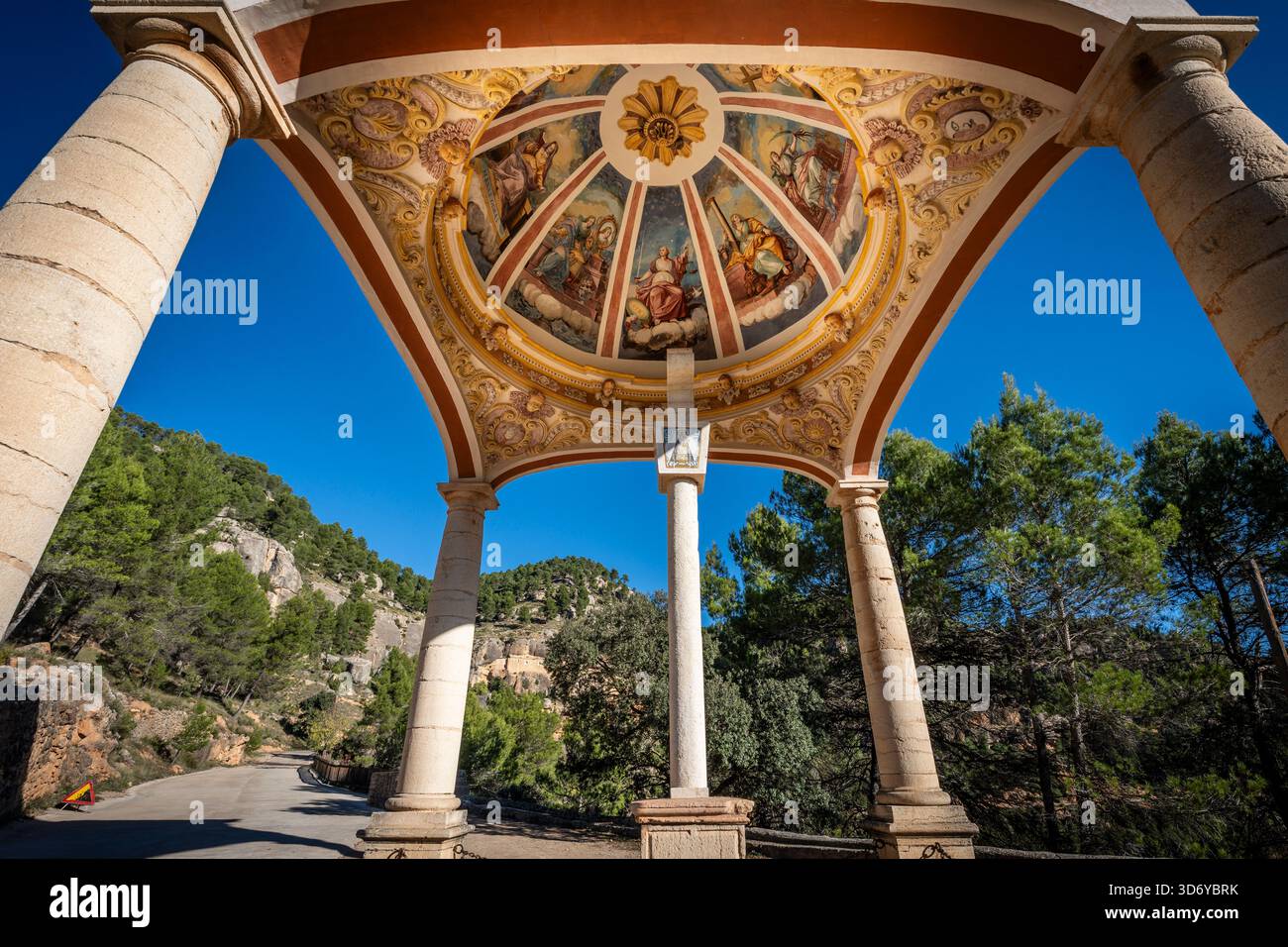 Heiligtum der Jungfrau von Balma, Kreuz bedeckt von der Krone von Aragon, Kuppel mit Fresken von Cruella (1860), Zorita del Maestrazgo, Provinz Castellón, valencianische Gemeinschaft, Spanien. Stockfoto