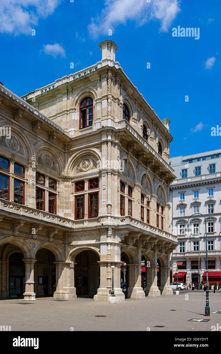 Die Wiener Staatsoper am Opernring in der Innenstadt, im 1. Wiener Gemeindebezirk, Österreich, mit dem Hotel Sacher im Hintergrund. Stockfoto