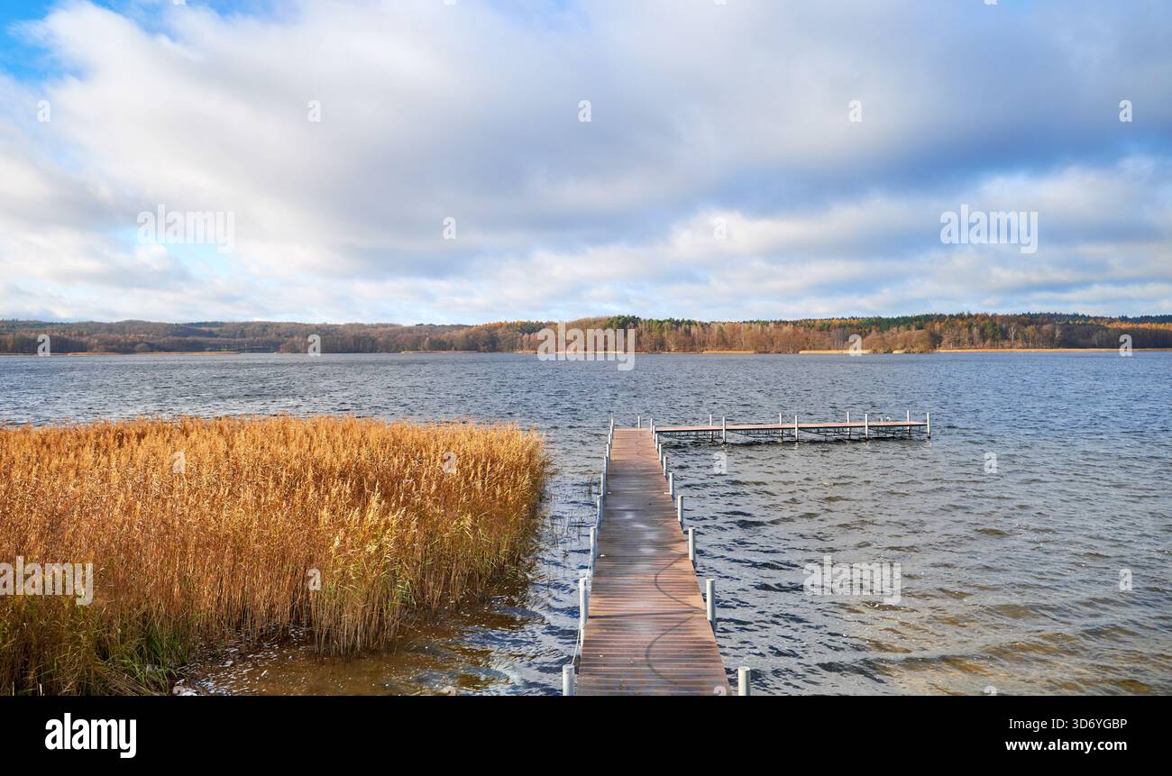 Pier am Charzykowskie-See im Herbst, Charzykowy, Polen. Stockfoto